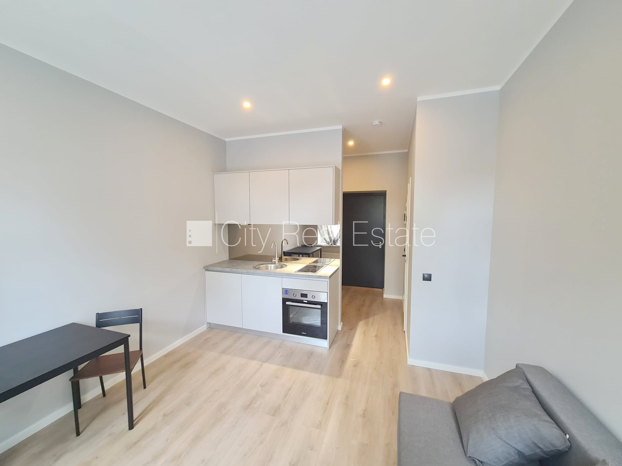 Sludinājumi. Fasādes māja, renovēta māja, ieeja no ielas, kāpņu telpa pēc kapitālā remonta, logi vērsti uz ielas Cena: 300 EUR/mēn Foto #3