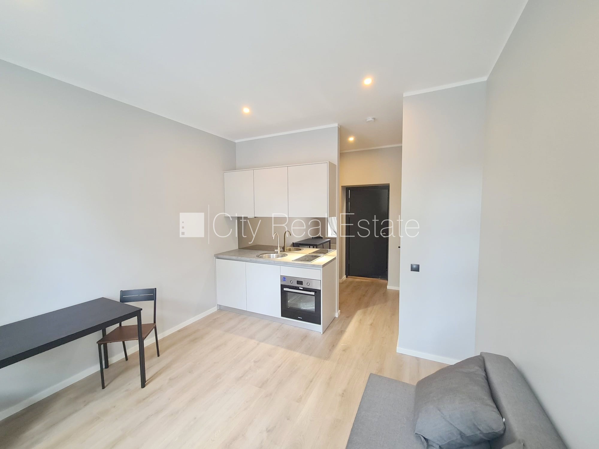 Sludinājumi. Fasādes māja, renovēta māja, ieeja no ielas, kāpņu telpa pēc kapitālā remonta, logi vērsti uz ielas Cena: 300 EUR/mēn Foto #4