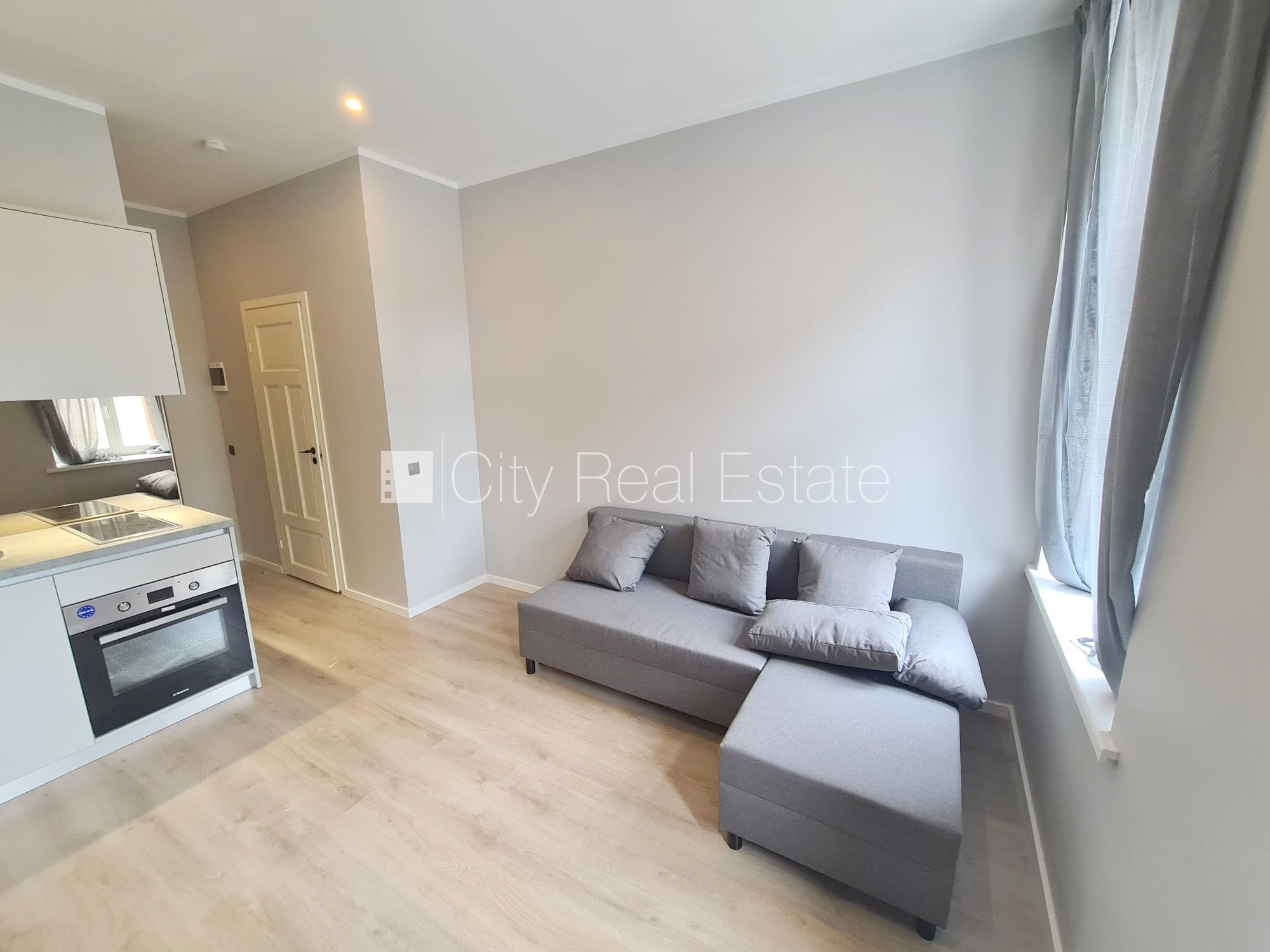 Sludinājumi. Fasādes māja, renovēta māja, ieeja no ielas, kāpņu telpa pēc kapitālā remonta, logi vērsti uz ielas Cena: 300 EUR/mēn Foto #6