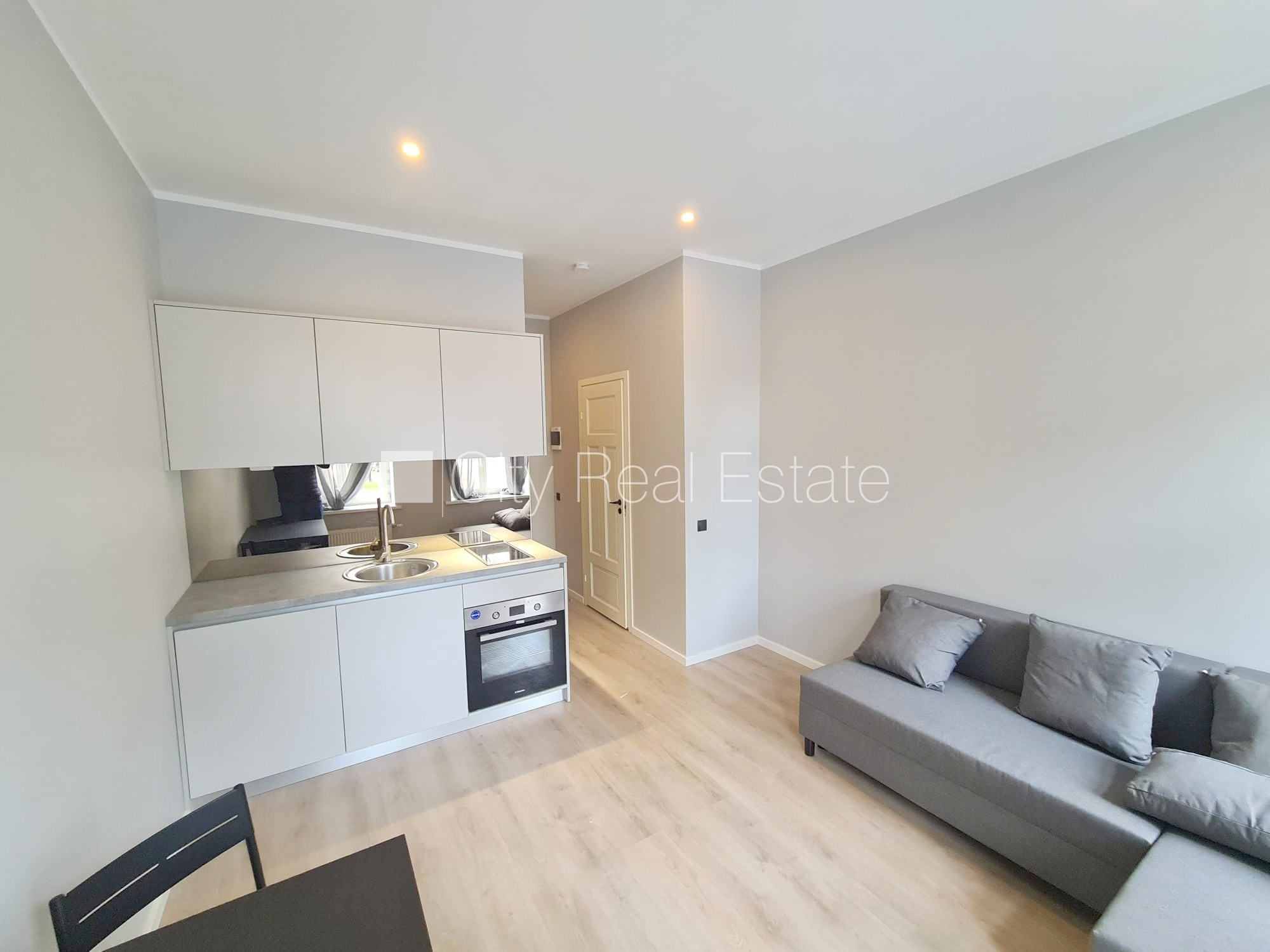 Sludinājumi. Fasādes māja, renovēta māja, ieeja no ielas, kāpņu telpa pēc kapitālā remonta, logi vērsti uz ielas Cena: 300 EUR/mēn Foto #2