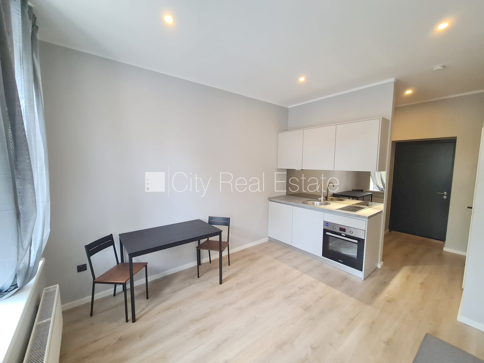 Sludinājumi. Fasādes māja, renovēta māja, ieeja no ielas, kāpņu telpa pēc kapitālā remonta, logi vērsti uz ielas Cena: 300 EUR/mēn Foto #1