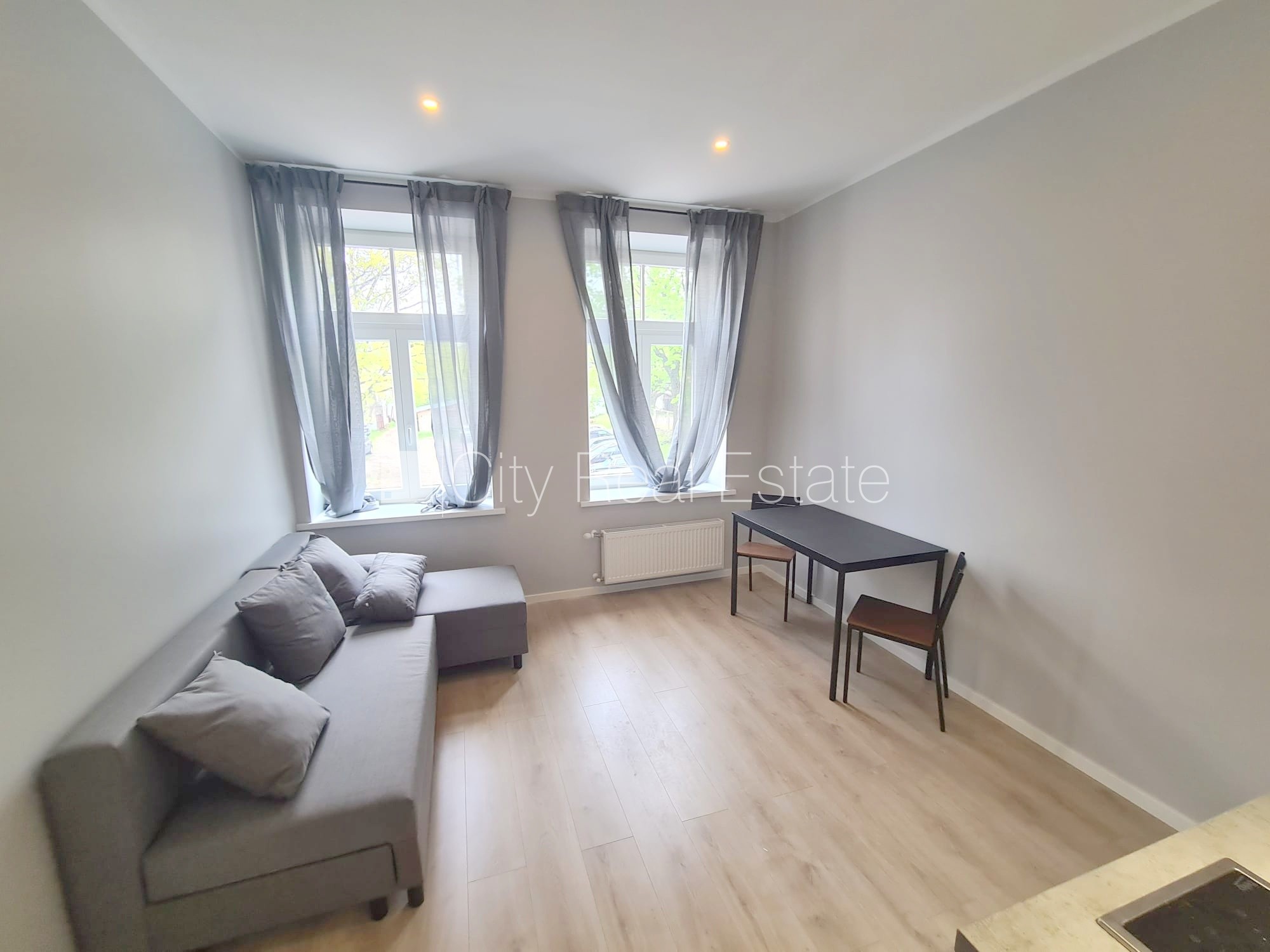 Sludinājumi. Fasādes māja, renovēta māja, ieeja no ielas, kāpņu telpa pēc kapitālā remonta, logi vērsti uz ielas Cena: 300 EUR/mēn Foto #5