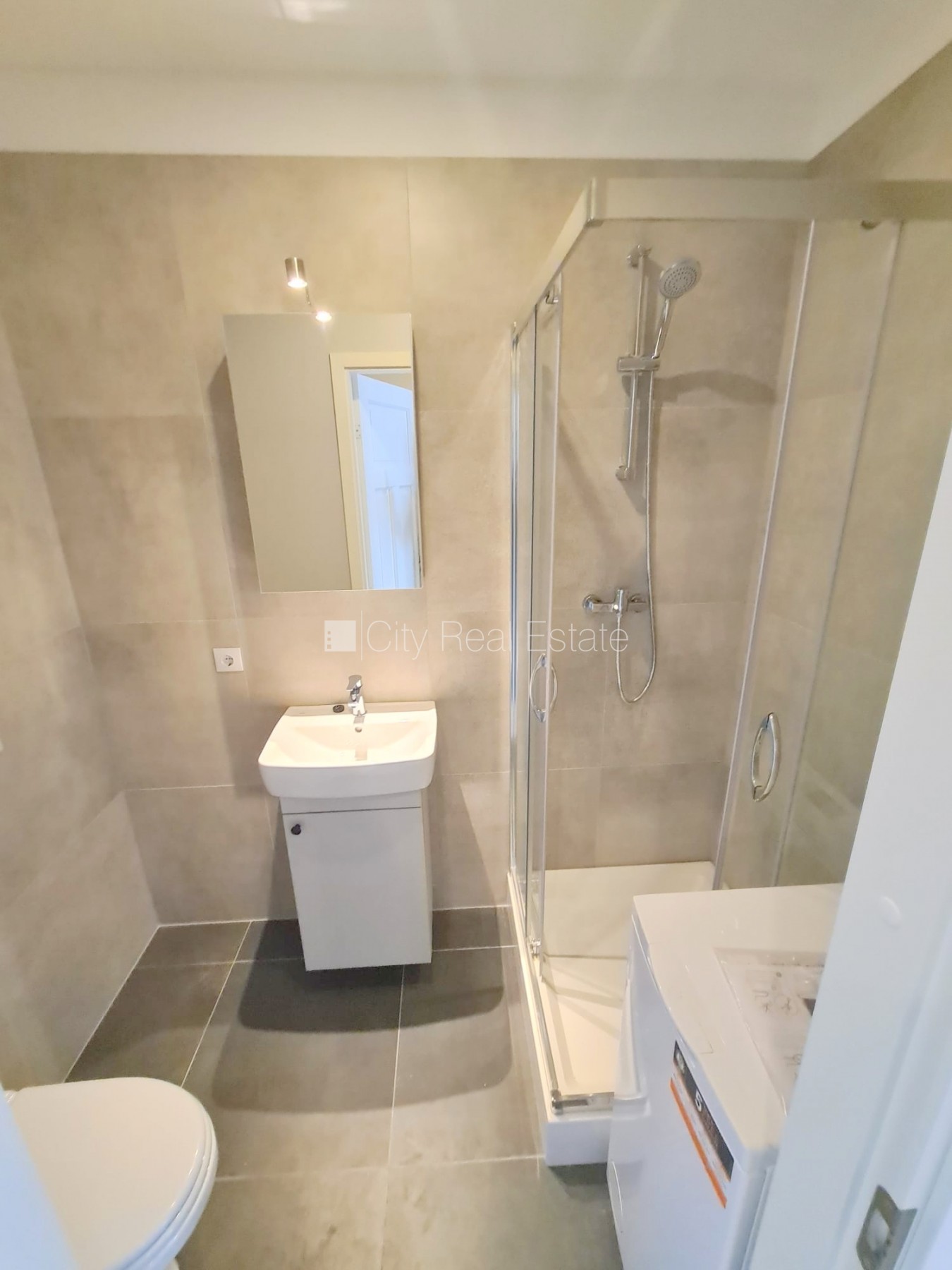 Sludinājumi. Fasādes māja, renovēta māja, ieeja no ielas, kāpņu telpa pēc kapitālā remonta, logi vērsti uz ielas Cena: 300 EUR/mēn Foto #11