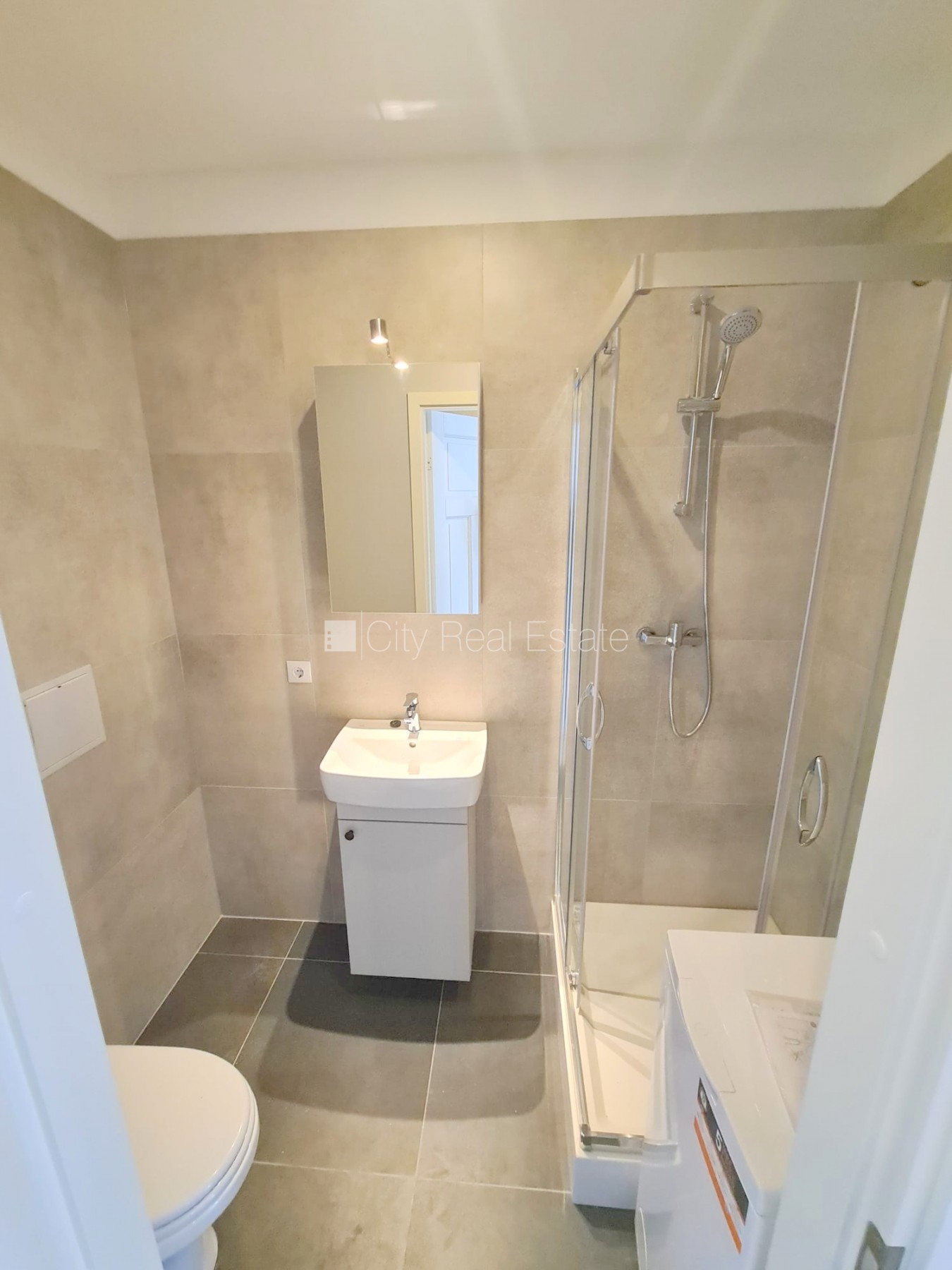 Sludinājumi. Fasādes māja, renovēta māja, ieeja no ielas, kāpņu telpa pēc kapitālā remonta, logi vērsti uz ielas Cena: 300 EUR/mēn Foto #10