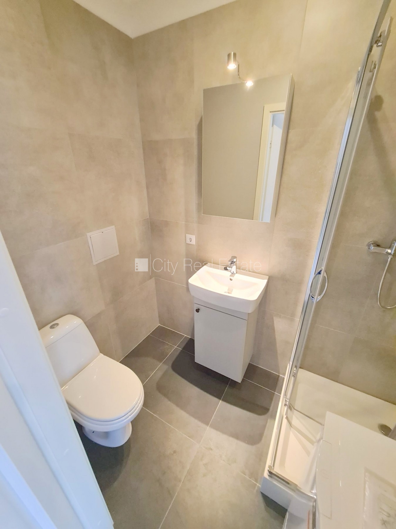 Sludinājumi. Fasādes māja, renovēta māja, ieeja no ielas, kāpņu telpa pēc kapitālā remonta, logi vērsti uz ielas Cena: 300 EUR/mēn Foto #9