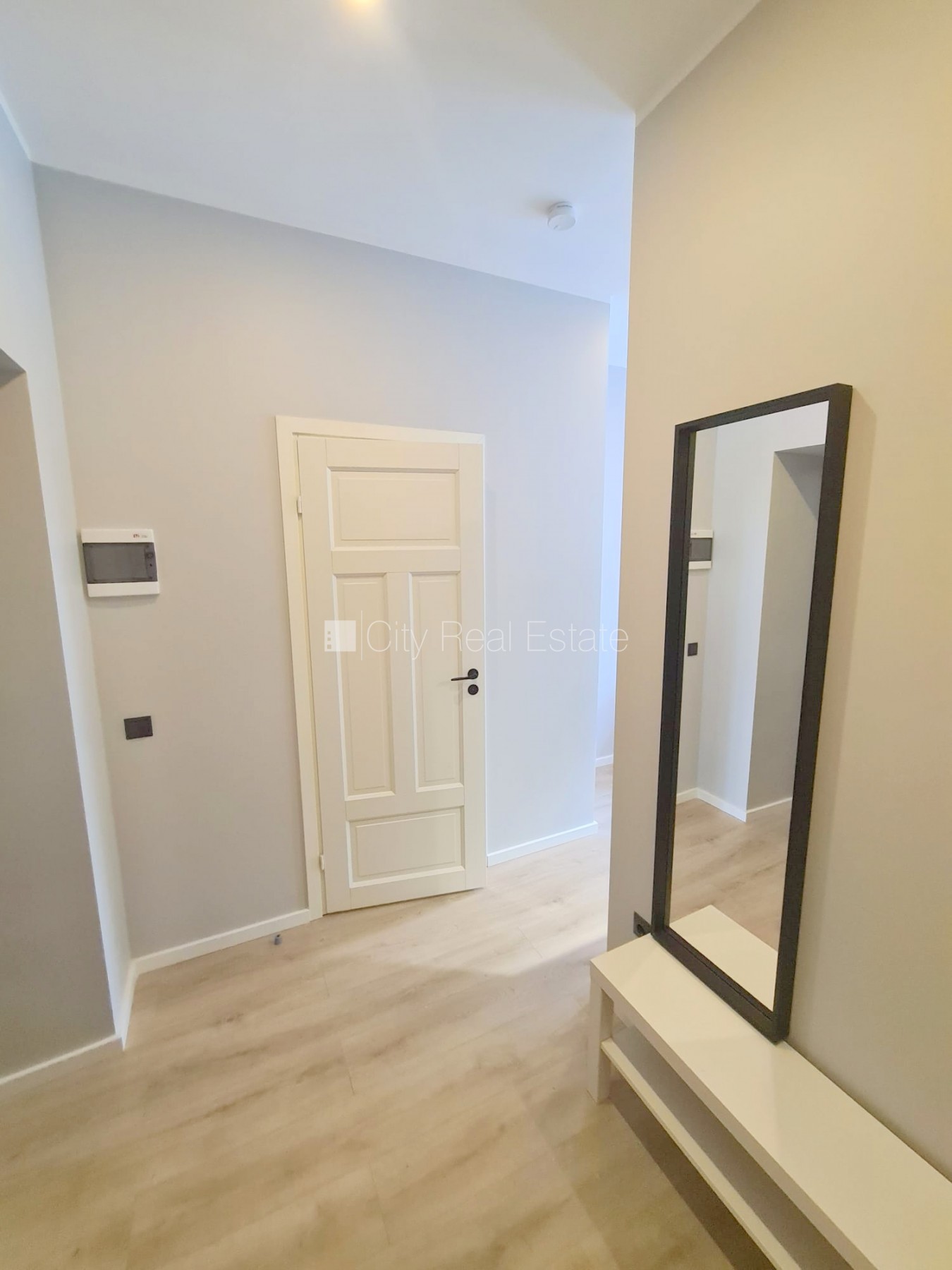 Sludinājumi. Fasādes māja, renovēta māja, ieeja no ielas, kāpņu telpa pēc kapitālā remonta, logi vērsti uz ielas Cena: 300 EUR/mēn Foto #8