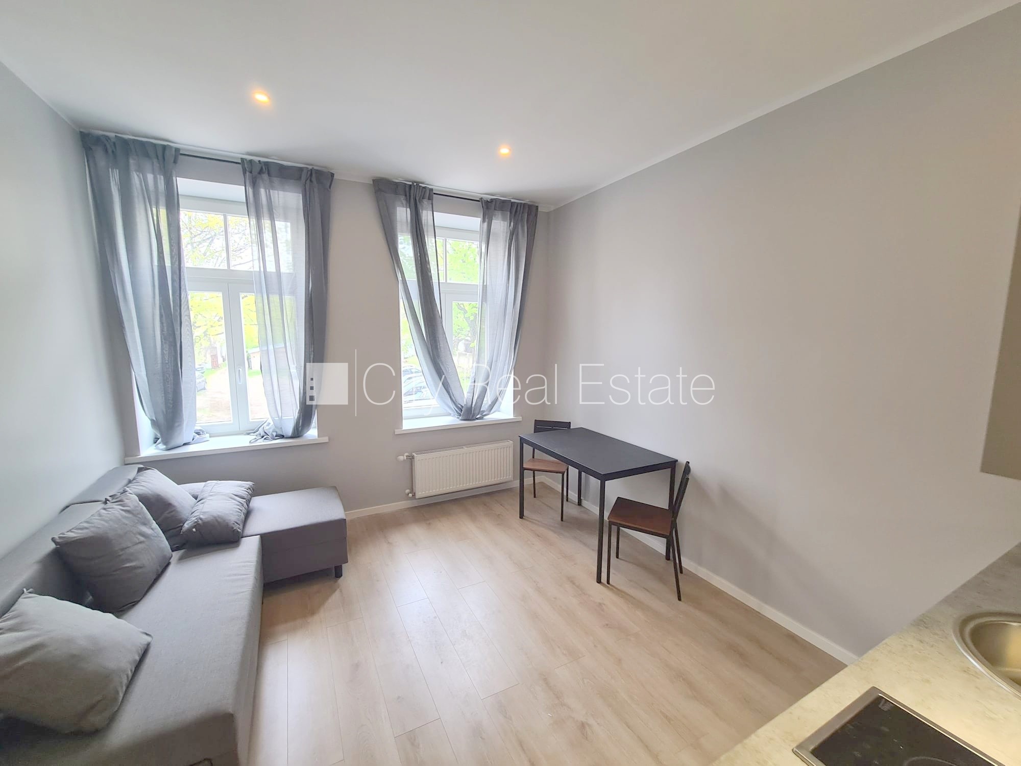 Sludinājumi. Fasādes māja, renovēta māja, ieeja no ielas, kāpņu telpa pēc kapitālā remonta, logi vērsti uz ielas Cena: 300 EUR/mēn Foto #7