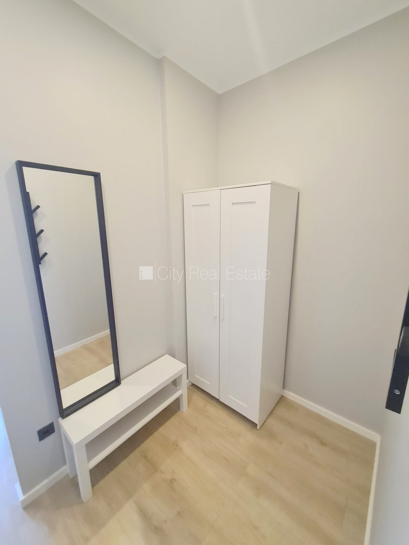 Sludinājumi. Fasādes māja, renovēta māja, ieeja no ielas, kāpņu telpa pēc kapitālā remonta, logi vērsti uz ielas Cena: 300 EUR/mēn Foto #12