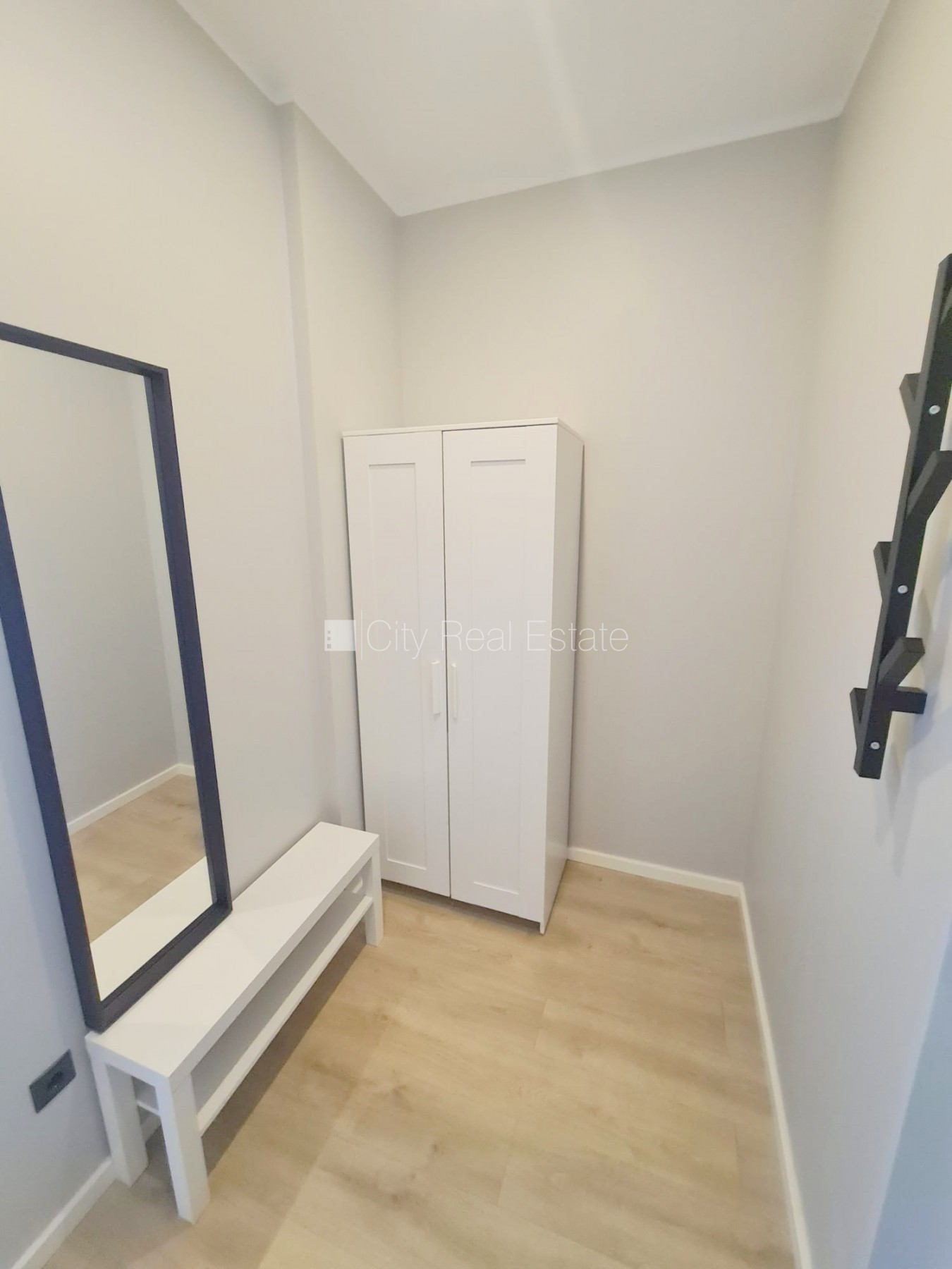 Sludinājumi. Fasādes māja, renovēta māja, ieeja no ielas, kāpņu telpa pēc kapitālā remonta, logi vērsti uz ielas Cena: 300 EUR/mēn Foto #13