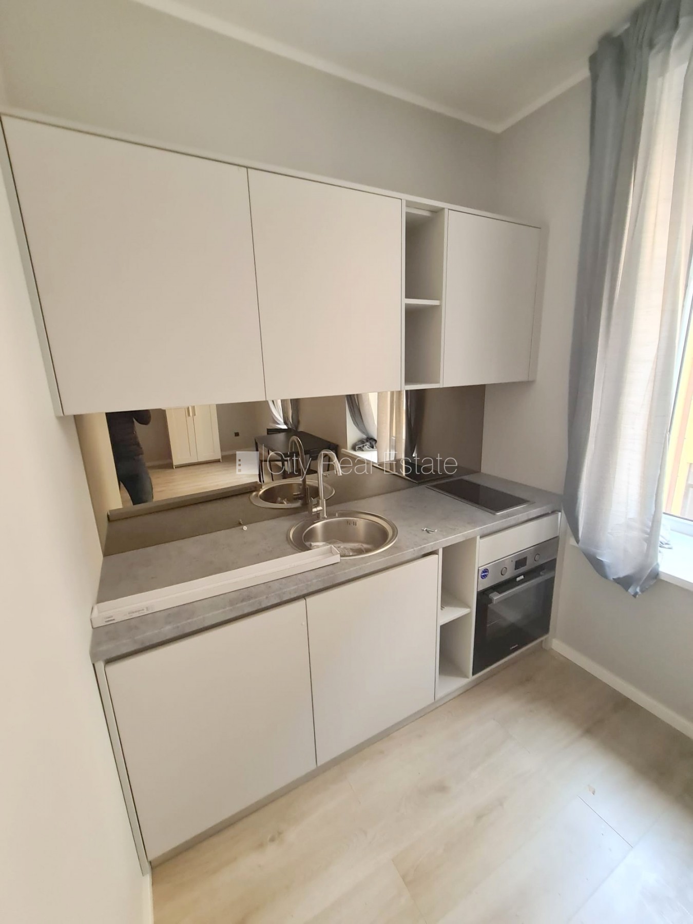 Sludinājumi. Fasādes māja, renovēta māja, ieeja no ielas, kāpņu telpa pēc kapitālā remonta, logi vērsti uz Cena: 330 EUR/mēn Foto #3