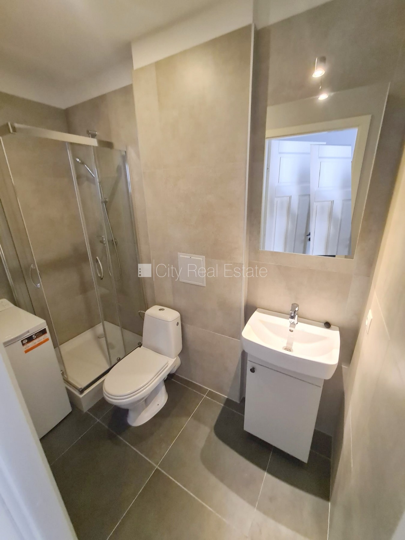 Sludinājumi. Fasādes māja, renovēta māja, ieeja no ielas, kāpņu telpa pēc kapitālā remonta, logi vērsti uz Cena: 330 EUR/mēn Foto #8