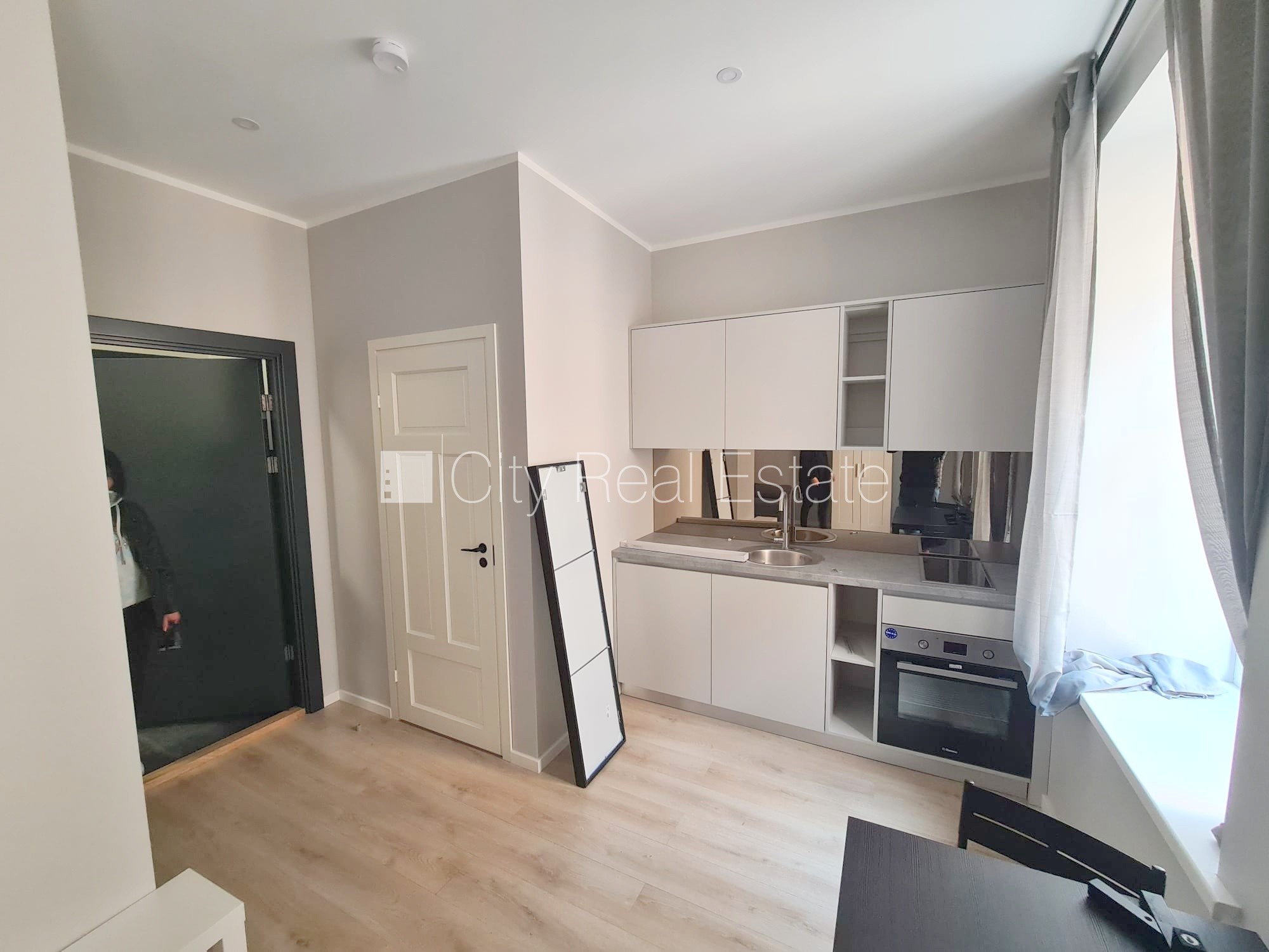 Sludinājumi. Fasādes māja, renovēta māja, ieeja no ielas, kāpņu telpa pēc kapitālā remonta, logi vērsti uz Cena: 330 EUR/mēn Foto #2