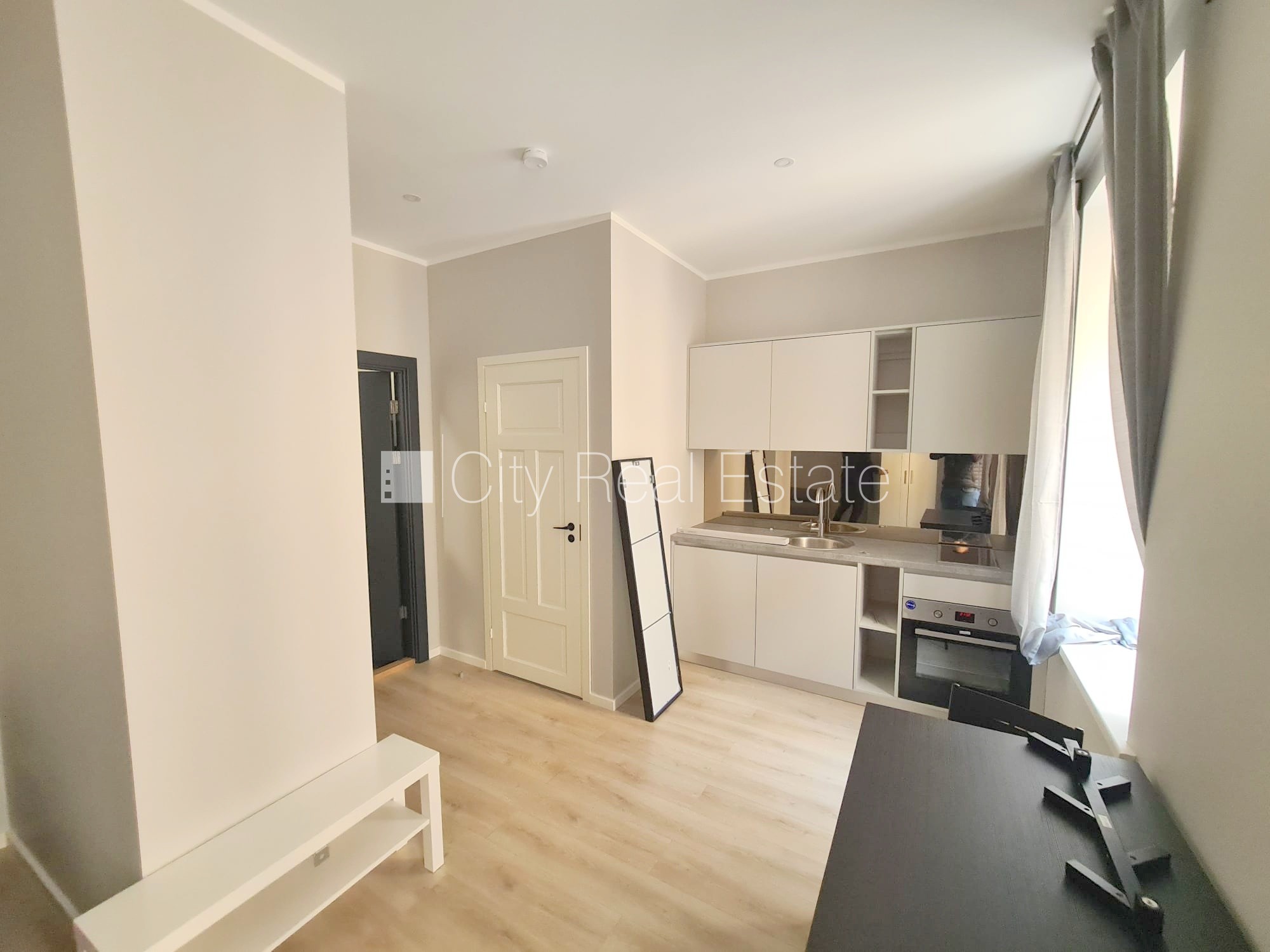 Sludinājumi. Fasādes māja, renovēta māja, ieeja no ielas, kāpņu telpa pēc kapitālā remonta, logi vērsti uz Cena: 330 EUR/mēn Foto #1