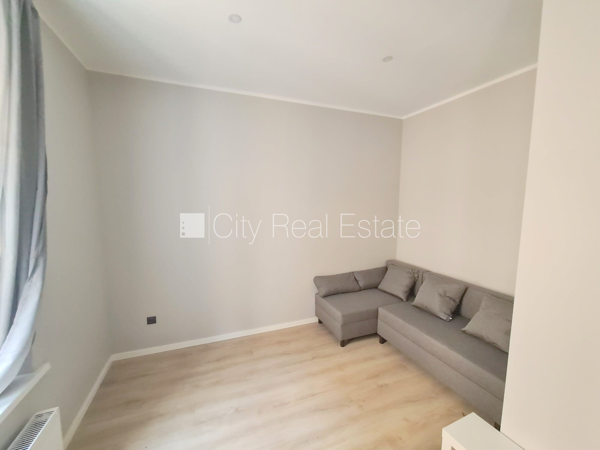 Sludinājumi. Fasādes māja, renovēta māja, ieeja no ielas, kāpņu telpa pēc kapitālā remonta, logi vērsti uz Cena: 330 EUR/mēn Foto #5