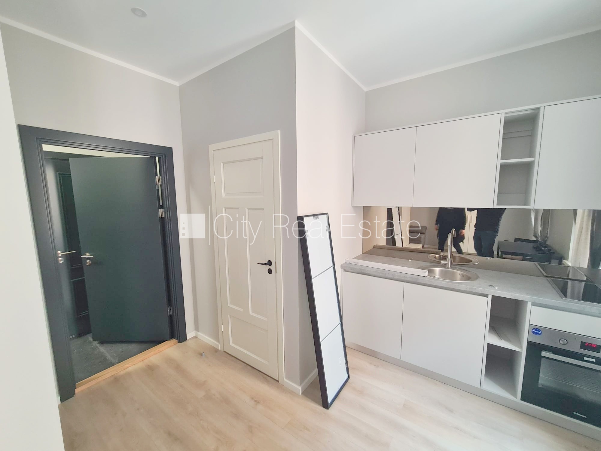 Sludinājumi. Fasādes māja, renovēta māja, ieeja no ielas, kāpņu telpa pēc kapitālā remonta, logi vērsti uz Cena: 330 EUR/mēn Foto #7