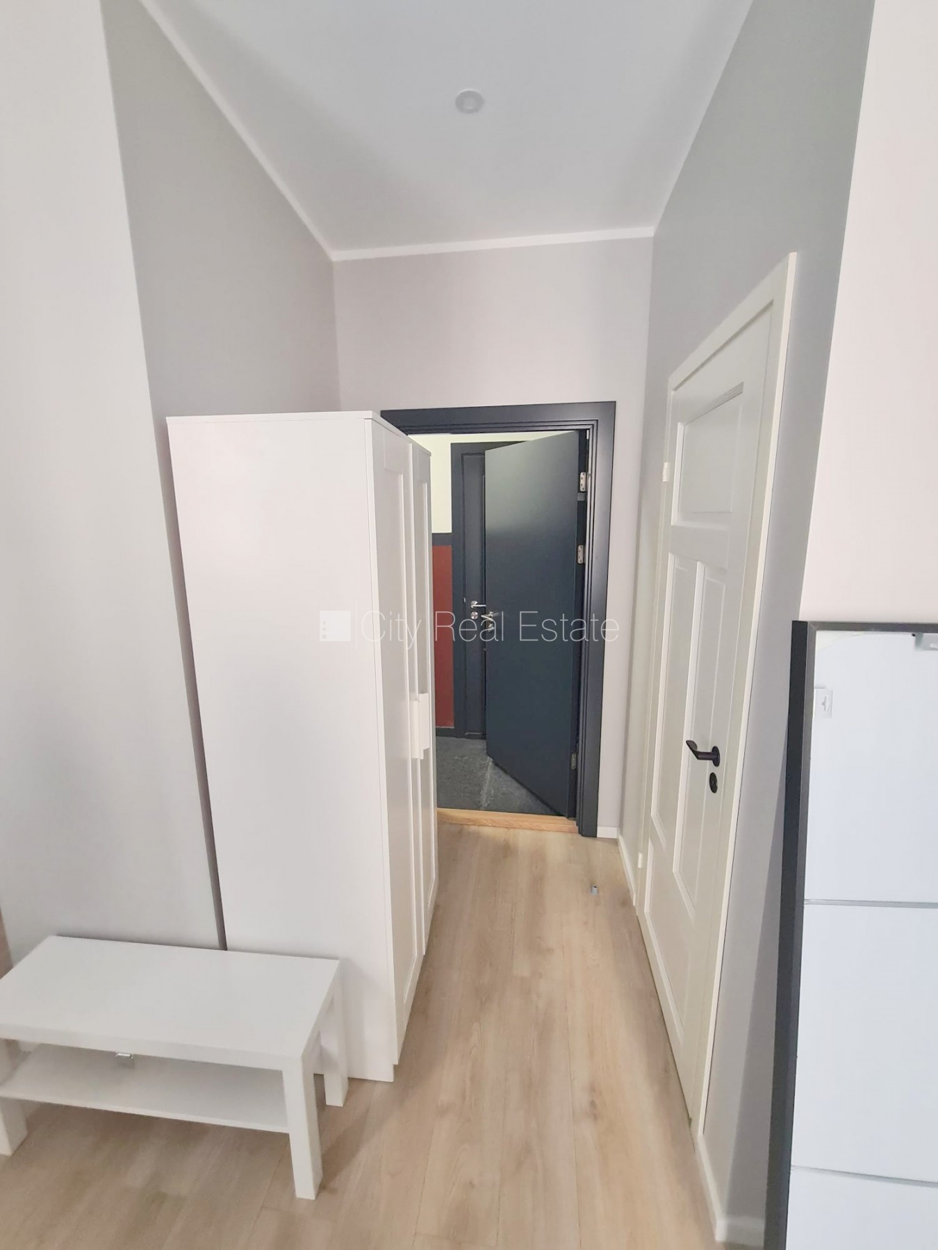 Sludinājumi. Fasādes māja, renovēta māja, ieeja no ielas, kāpņu telpa pēc kapitālā remonta, logi vērsti uz Cena: 330 EUR/mēn Foto #10