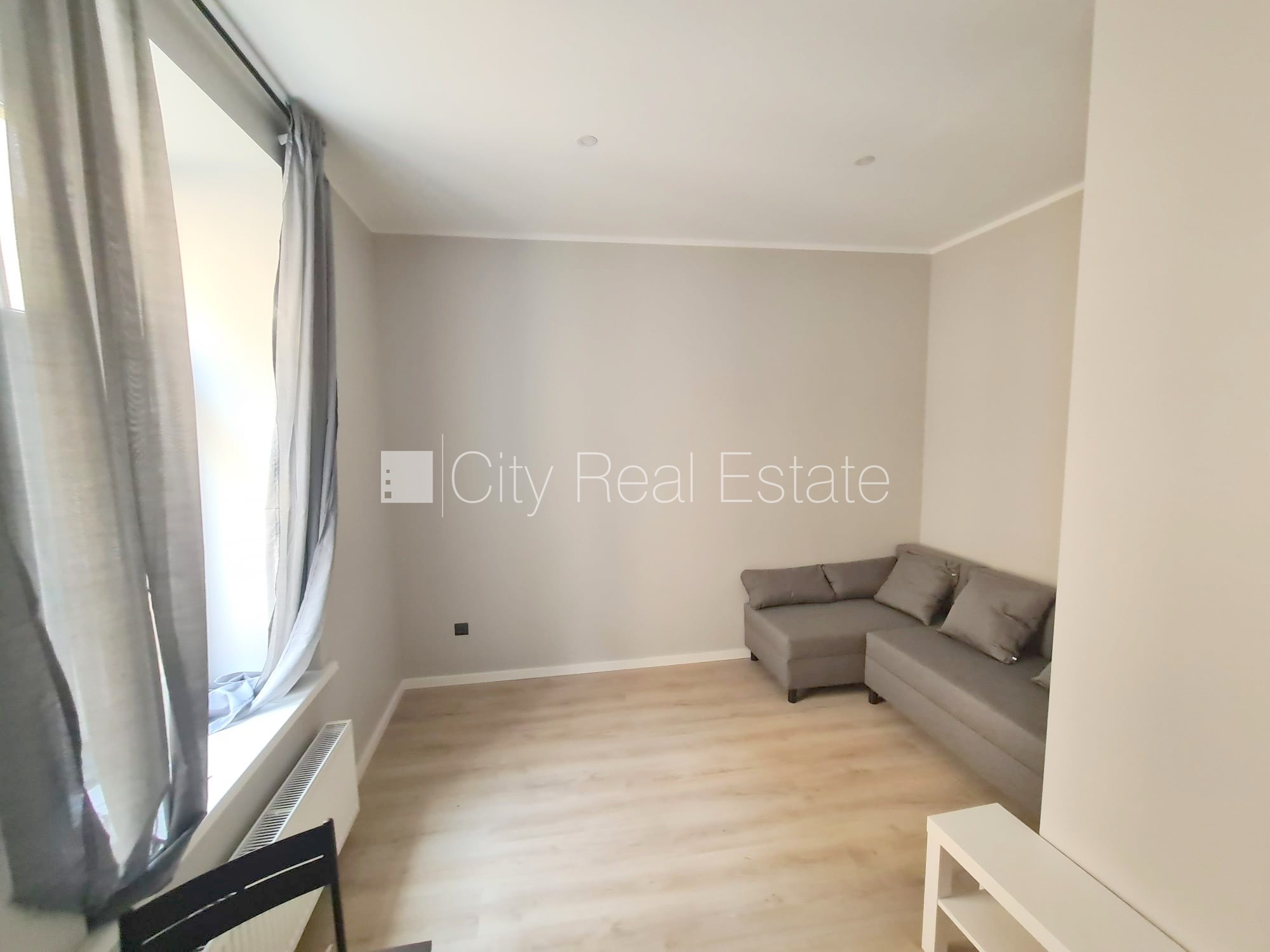 Sludinājumi. Fasādes māja, renovēta māja, ieeja no ielas, kāpņu telpa pēc kapitālā remonta, logi vērsti uz Cena: 330 EUR/mēn Foto #6