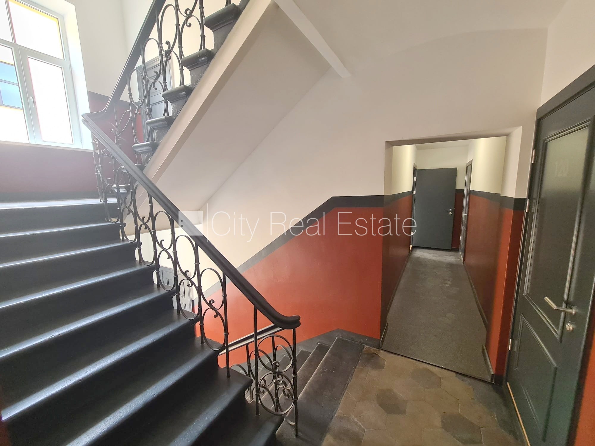 Объявление. Фасадный дом, реновированный дом, вход с улицы, лестничная клетка после капитального ремонта, окна Цена: 320 EUR/мес. Foto #14