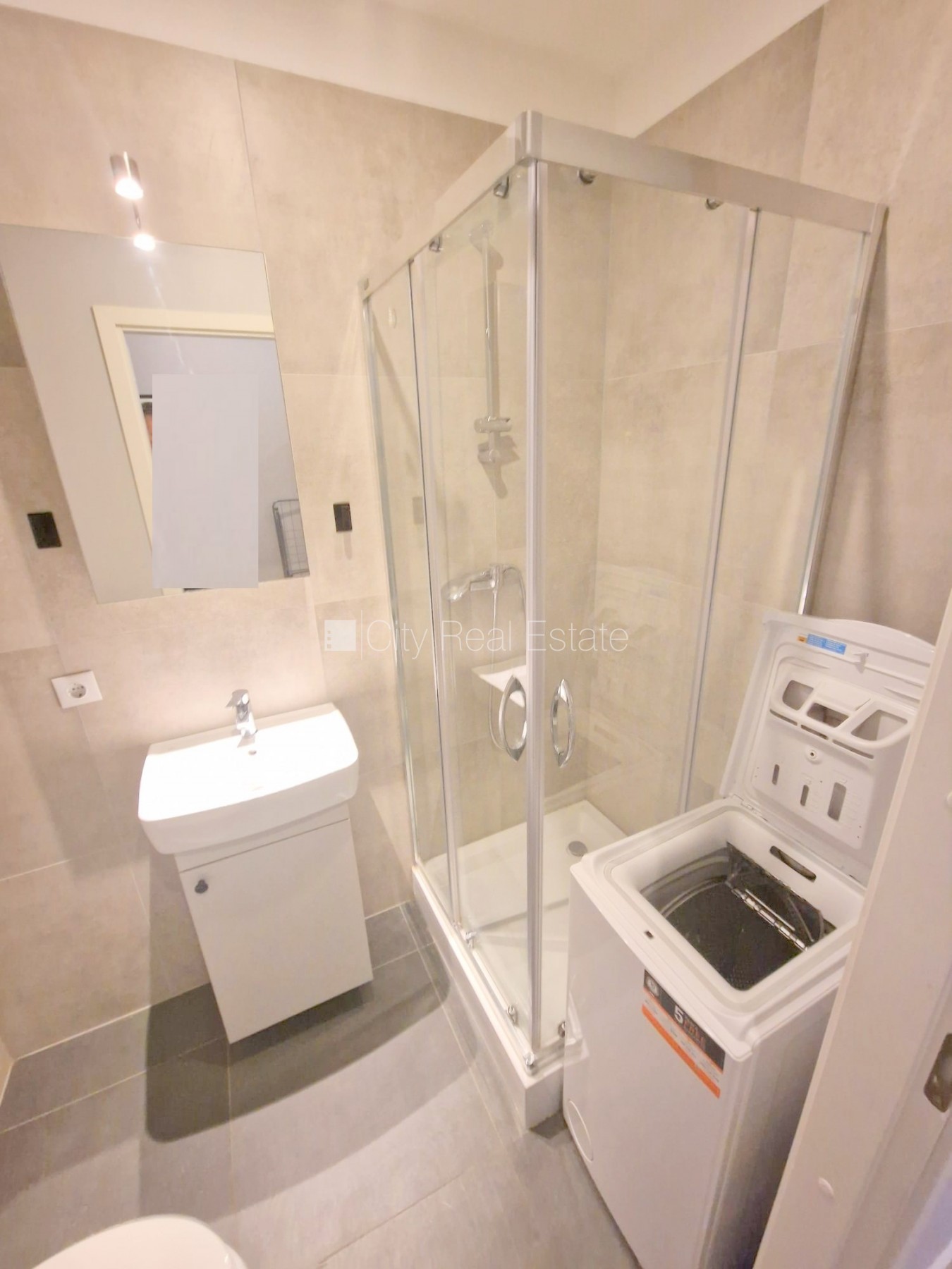 Объявление. Фасадный дом, реновированный дом, вход с улицы, лестничная клетка после капитального ремонта, окна Цена: 320 EUR/мес. Foto #11