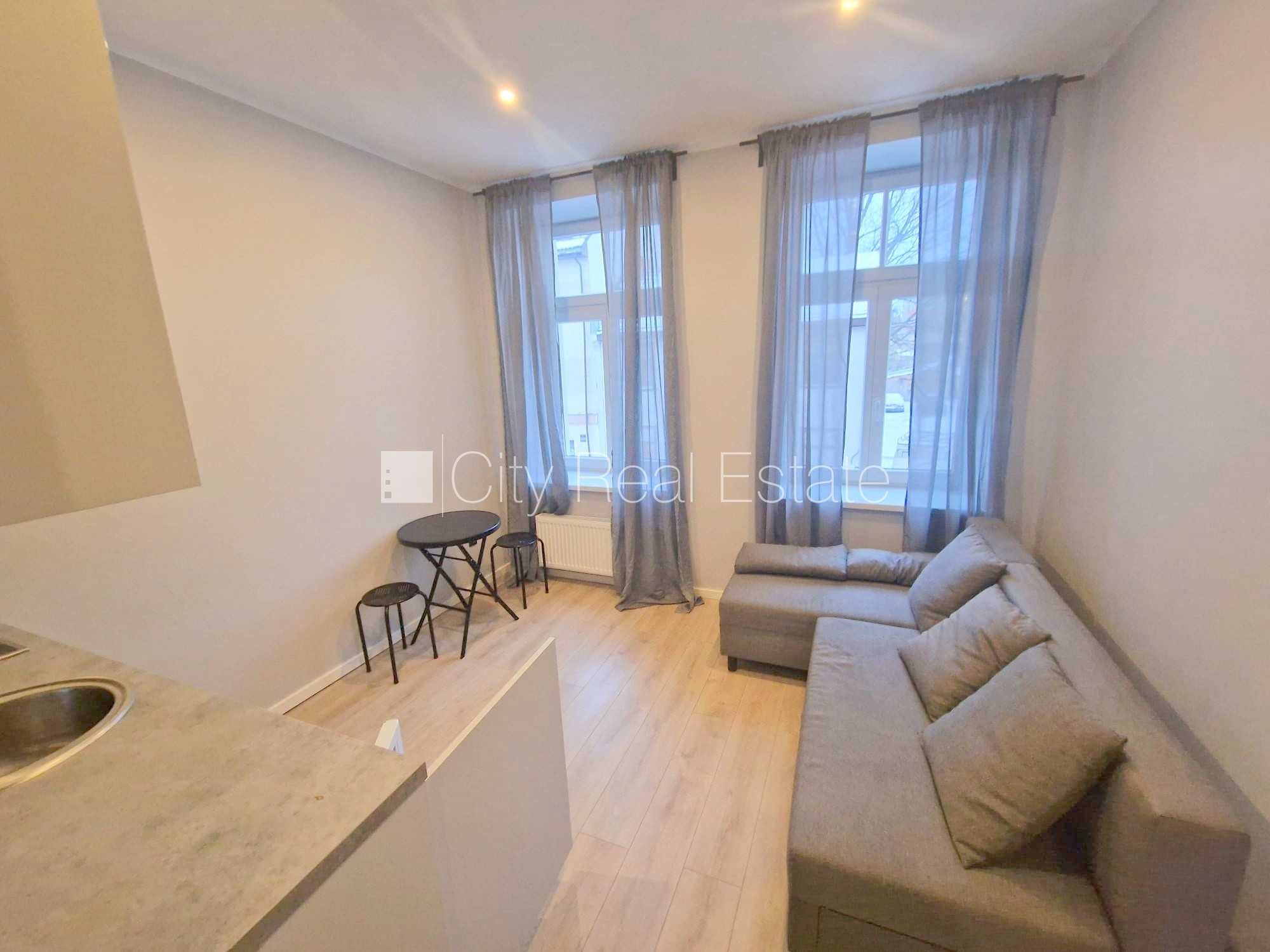 Объявление. Фасадный дом, реновированный дом, вход с улицы, лестничная клетка после капитального ремонта, окна Цена: 320 EUR/мес. Foto #6