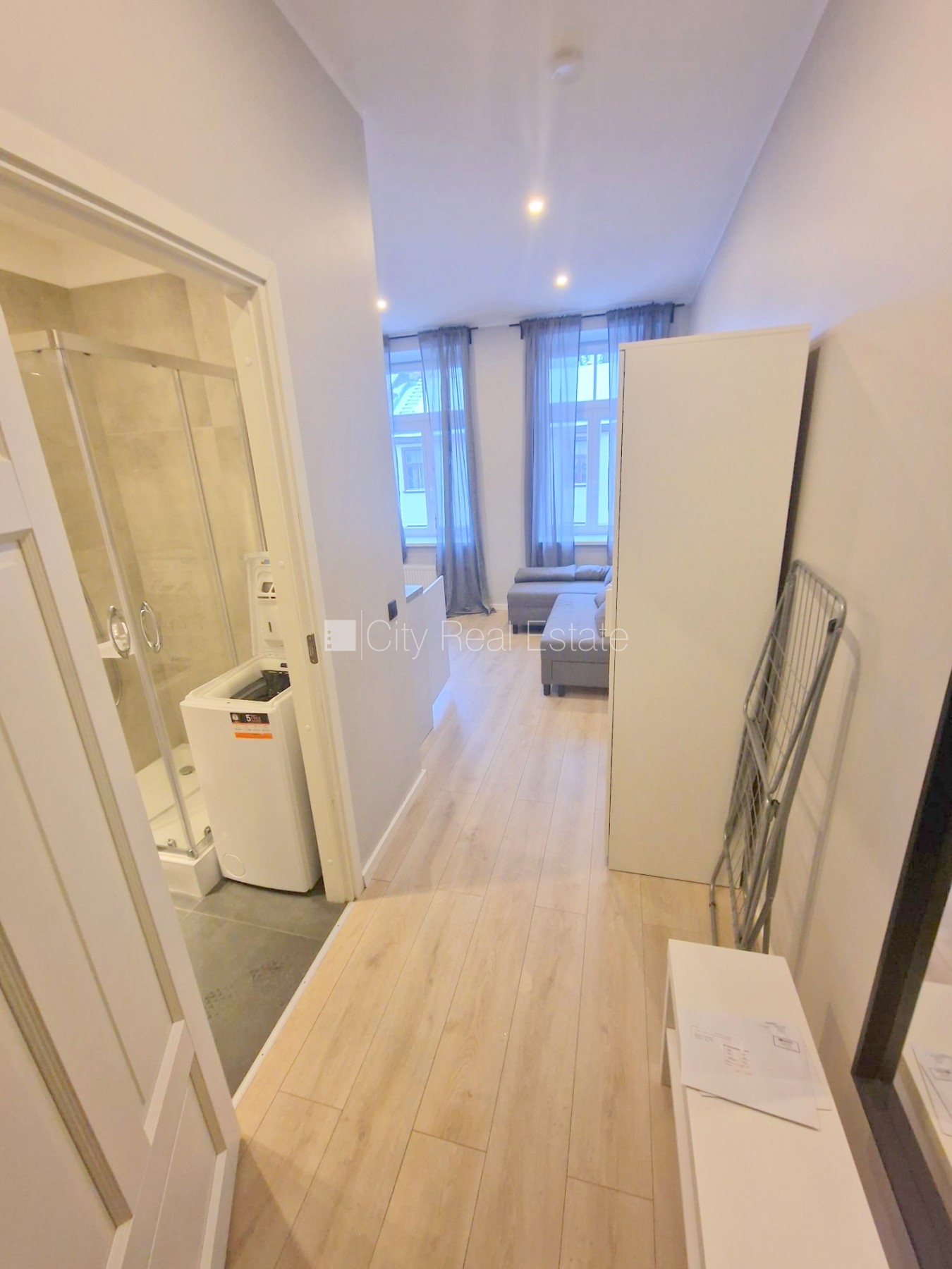 Объявление. Фасадный дом, реновированный дом, вход с улицы, лестничная клетка после капитального ремонта, окна Цена: 320 EUR/мес. Foto #9