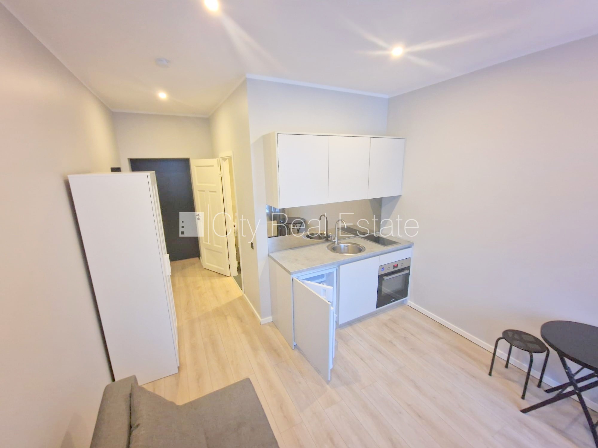 Объявление. Фасадный дом, реновированный дом, вход с улицы, лестничная клетка после капитального ремонта, окна Цена: 320 EUR/мес. Foto #3