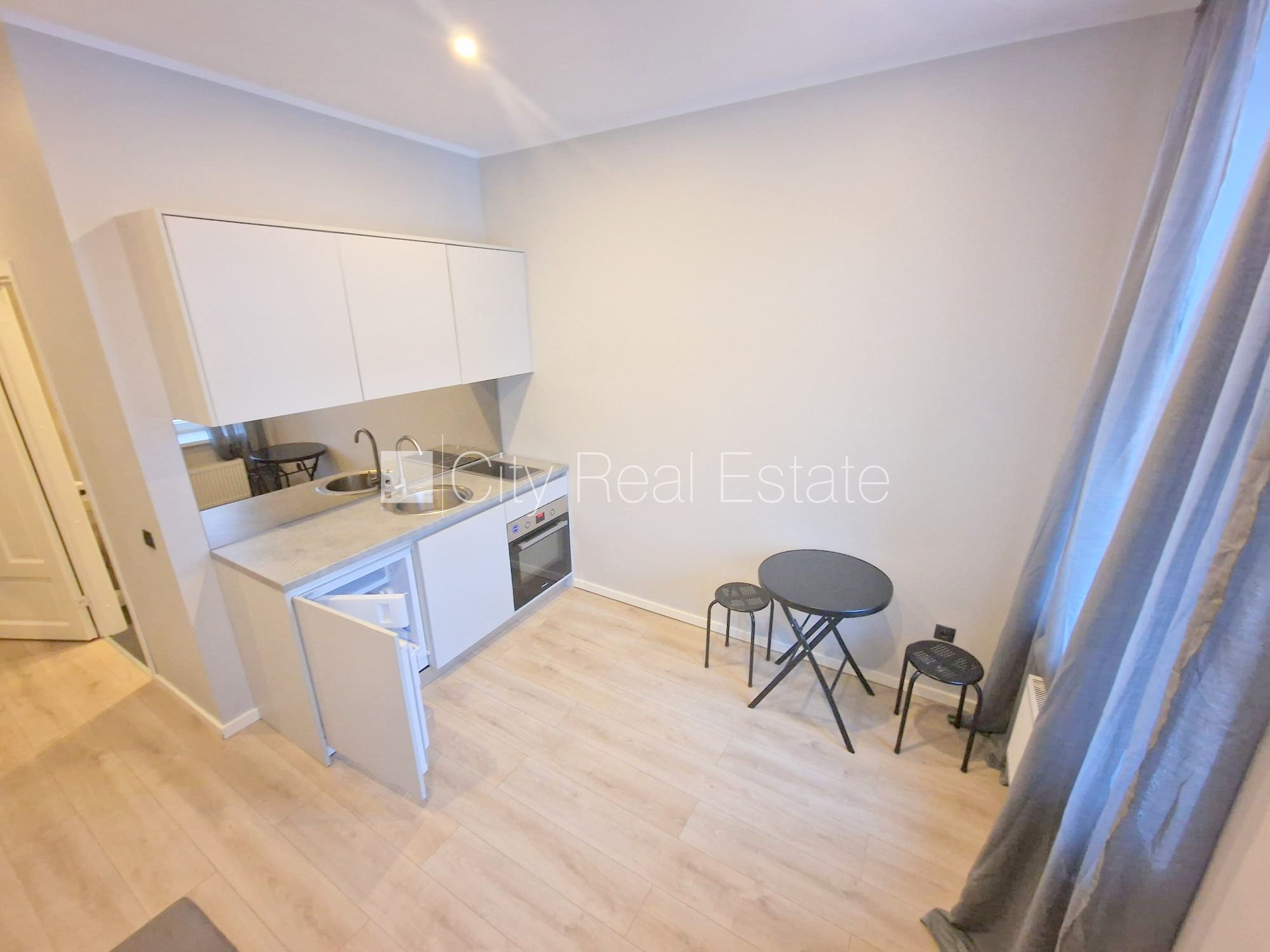 Объявление. Фасадный дом, реновированный дом, вход с улицы, лестничная клетка после капитального ремонта, окна Цена: 320 EUR/мес. Foto #2