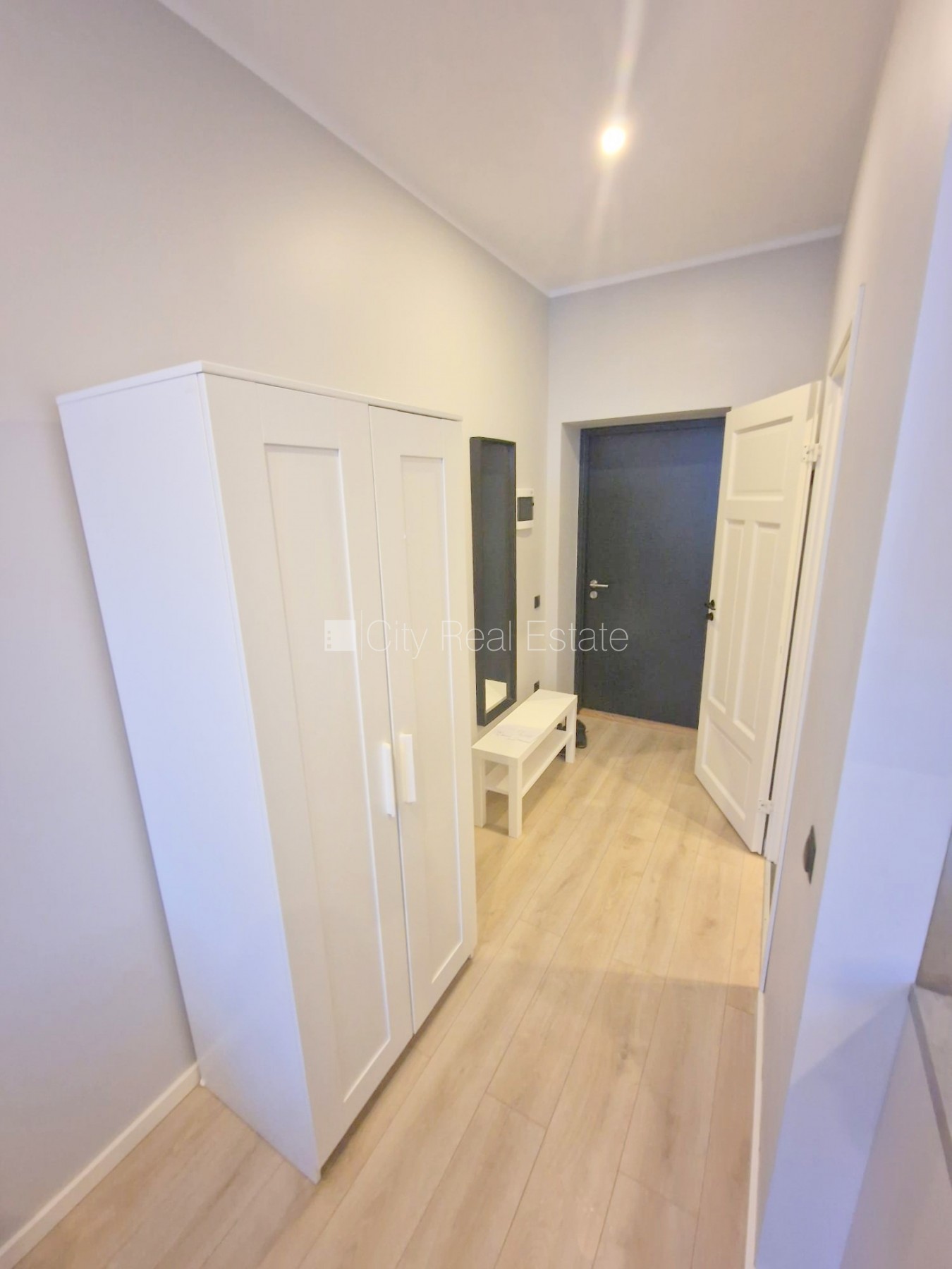 Объявление. Фасадный дом, реновированный дом, вход с улицы, лестничная клетка после капитального ремонта, окна Цена: 320 EUR/мес. Foto #13