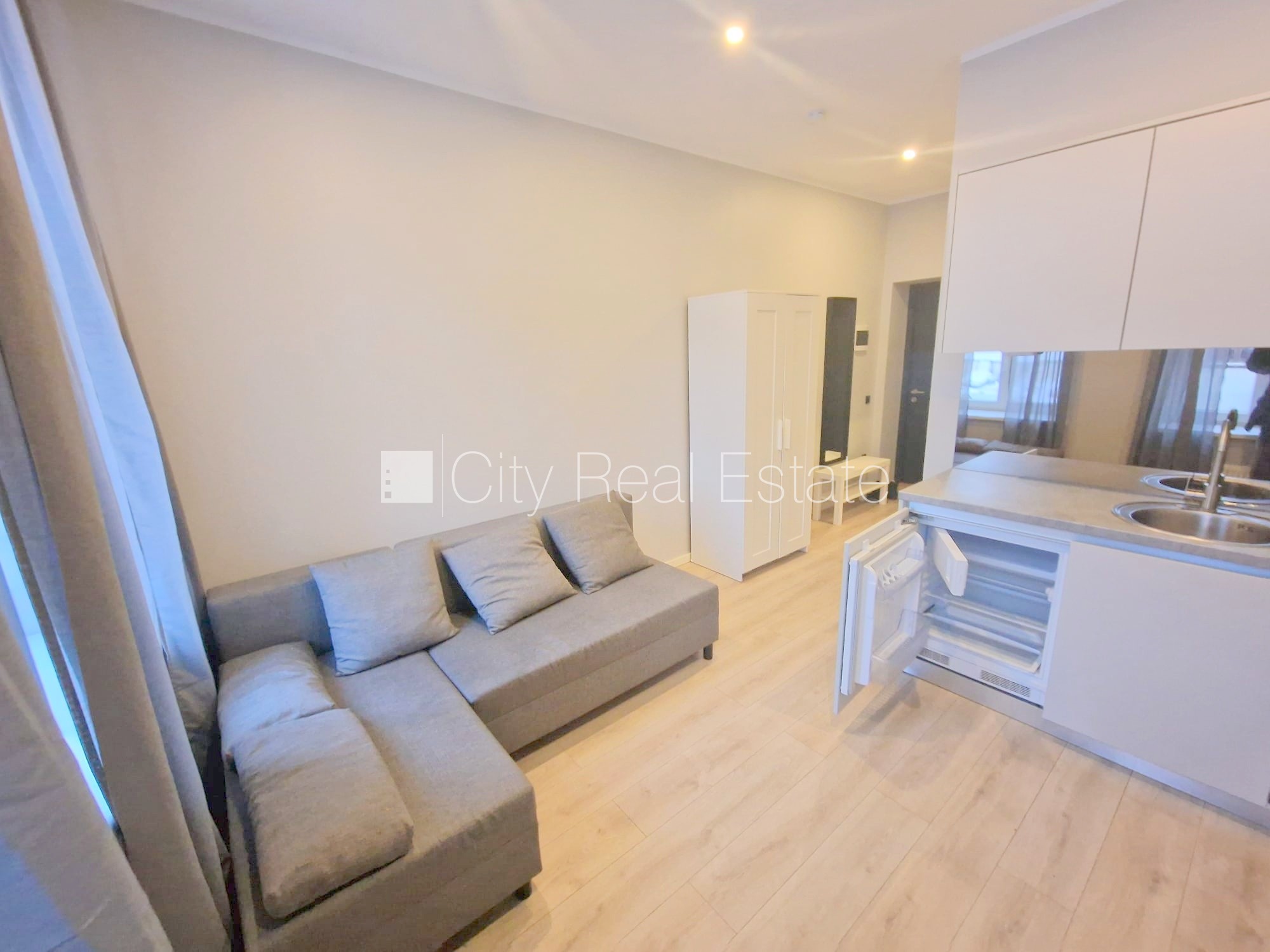 Объявление. Фасадный дом, реновированный дом, вход с улицы, лестничная клетка после капитального ремонта, окна Цена: 320 EUR/мес. Foto #4