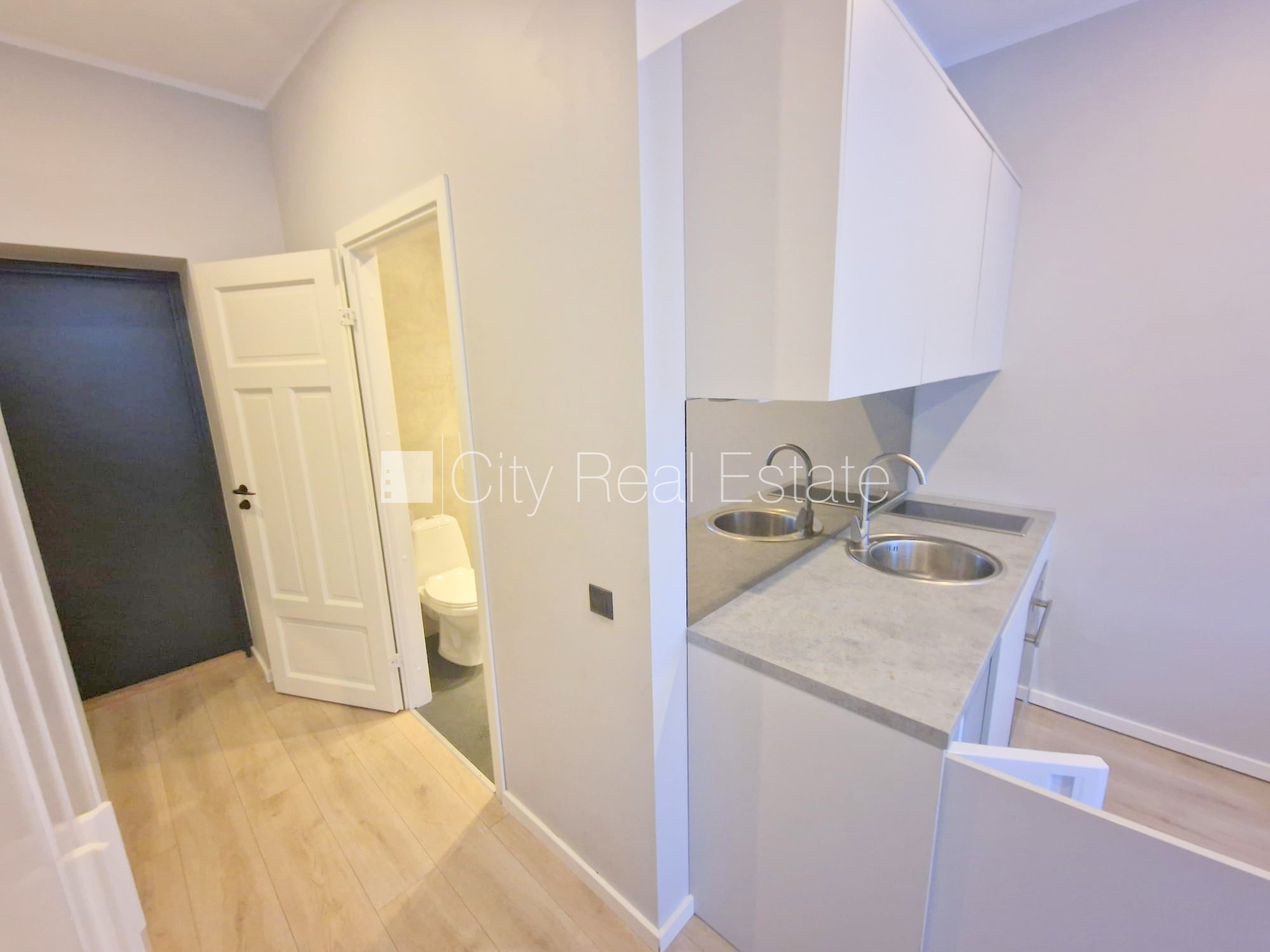 Объявление. Фасадный дом, реновированный дом, вход с улицы, лестничная клетка после капитального ремонта, окна Цена: 320 EUR/мес. Foto #10