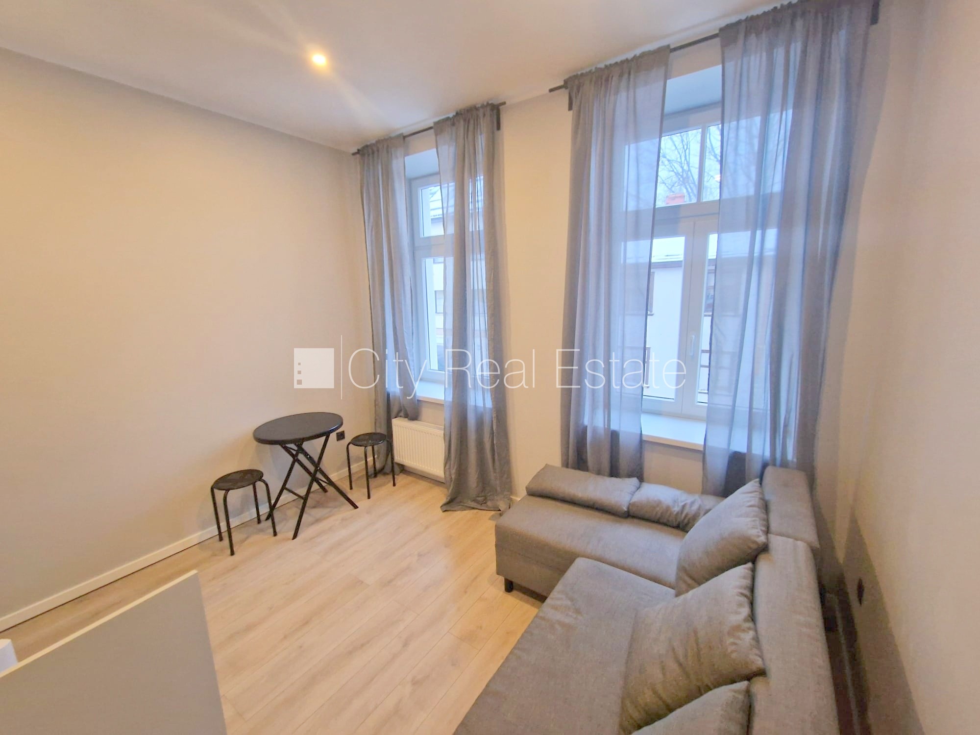 Объявление. Фасадный дом, реновированный дом, вход с улицы, лестничная клетка после капитального ремонта, окна Цена: 320 EUR/мес. Foto #5