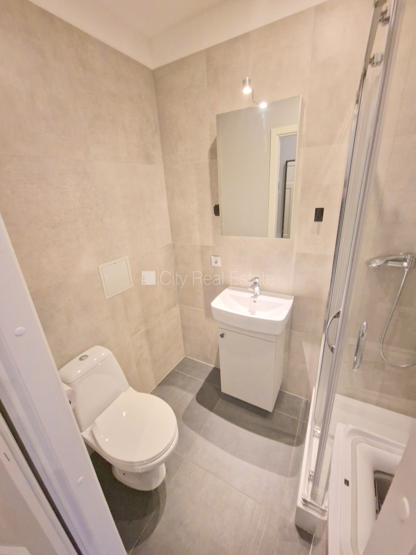 Объявление. Фасадный дом, реновированный дом, вход с улицы, лестничная клетка после капитального ремонта, окна Цена: 320 EUR/мес. Foto #12