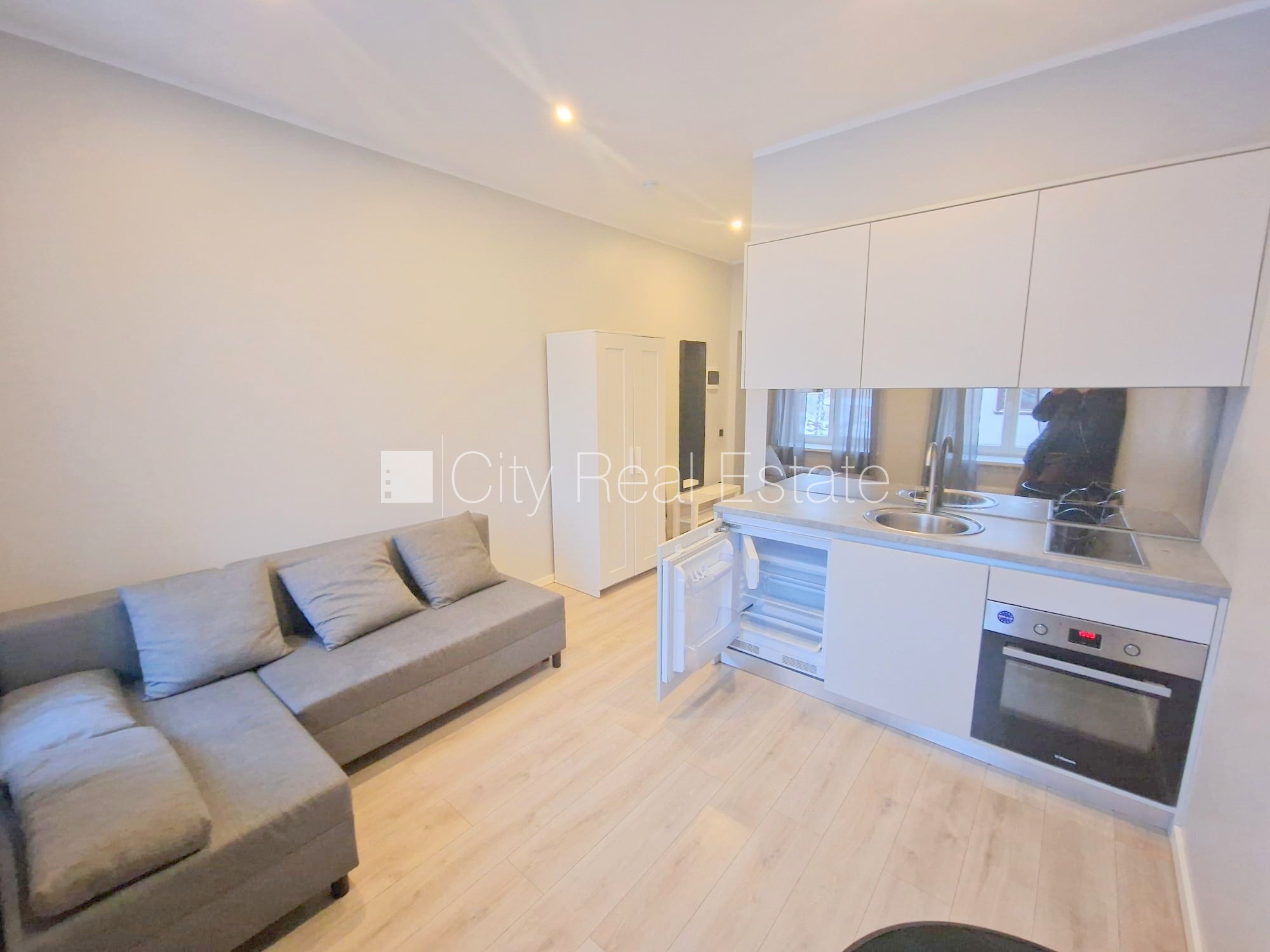 Объявление. Фасадный дом, реновированный дом, вход с улицы, лестничная клетка после капитального ремонта, окна Цена: 320 EUR/мес. Foto #7