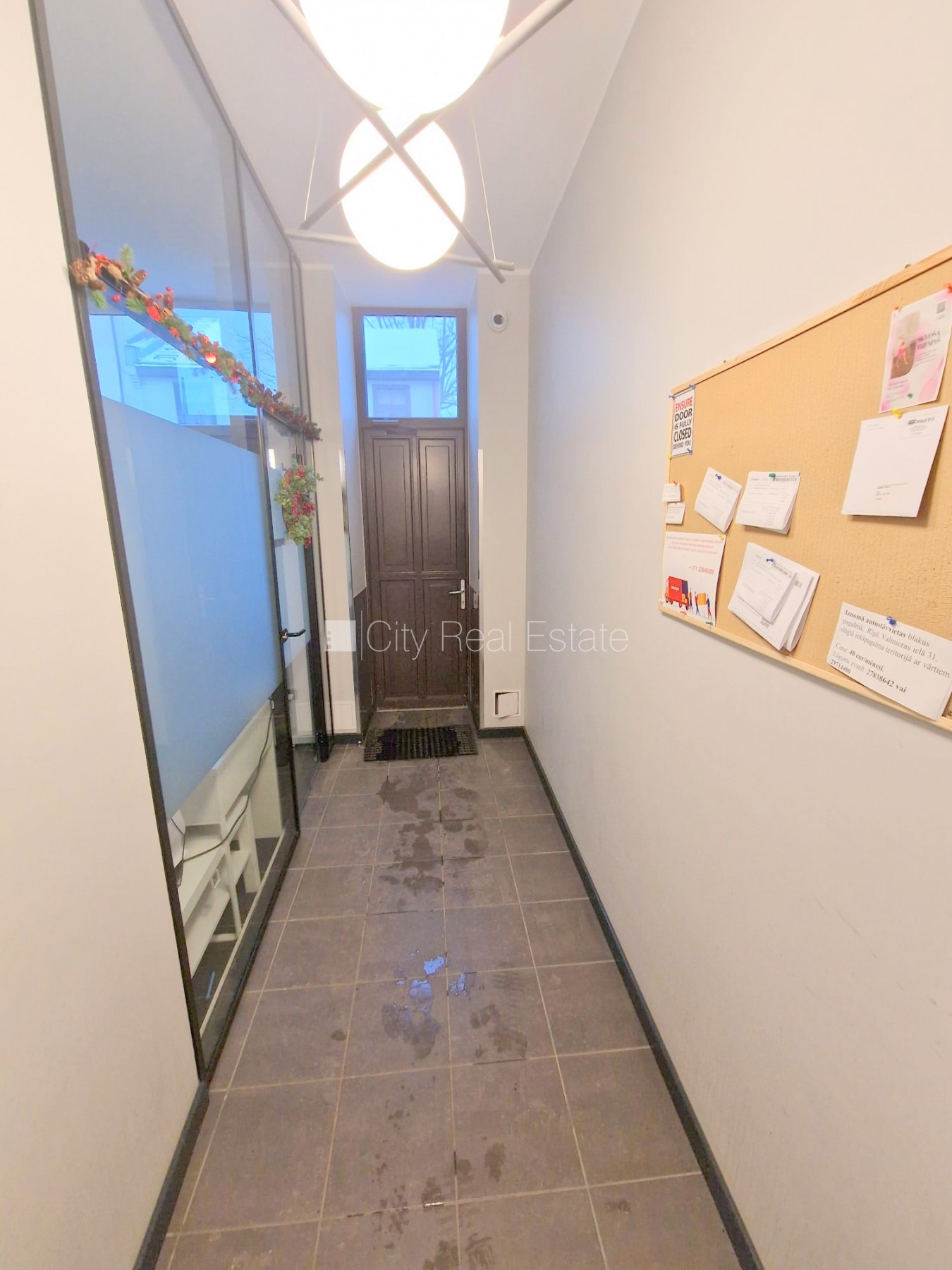 Объявление. Фасадный дом, реновированный дом, вход с улицы, лестничная клетка после капитального ремонта, окна Цена: 320 EUR/мес. Foto #17