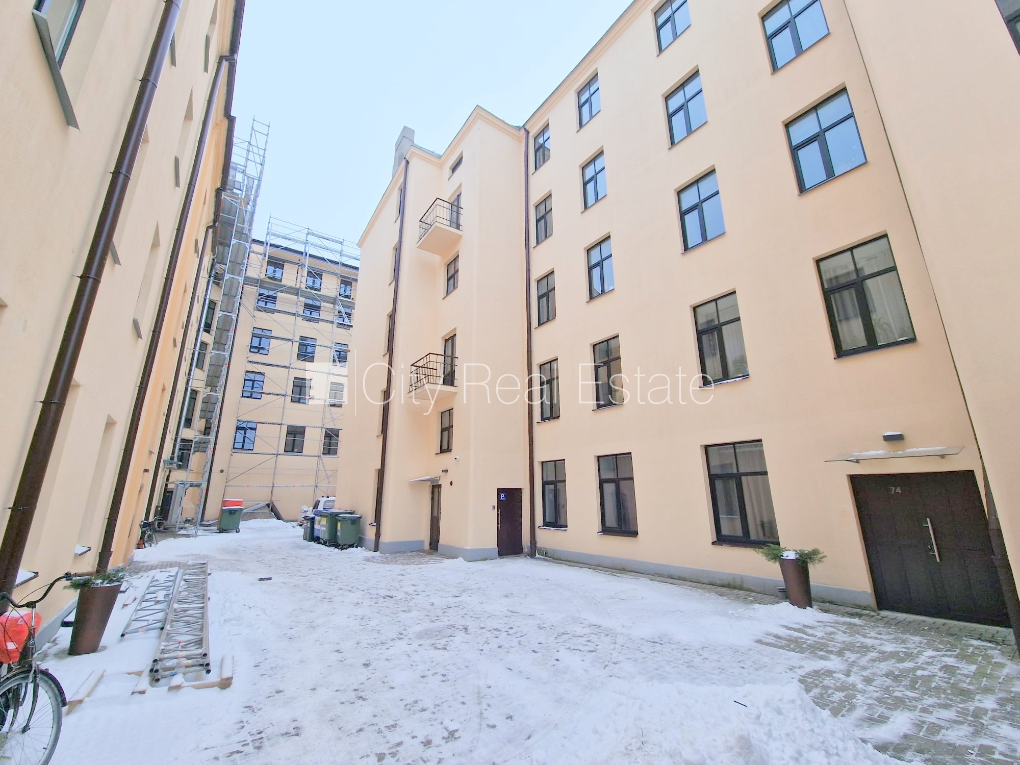 Объявление. Фасадный дом, реновированный дом, вход с улицы, лестничная клетка после капитального ремонта, окна Цена: 320 EUR/мес. Foto #18