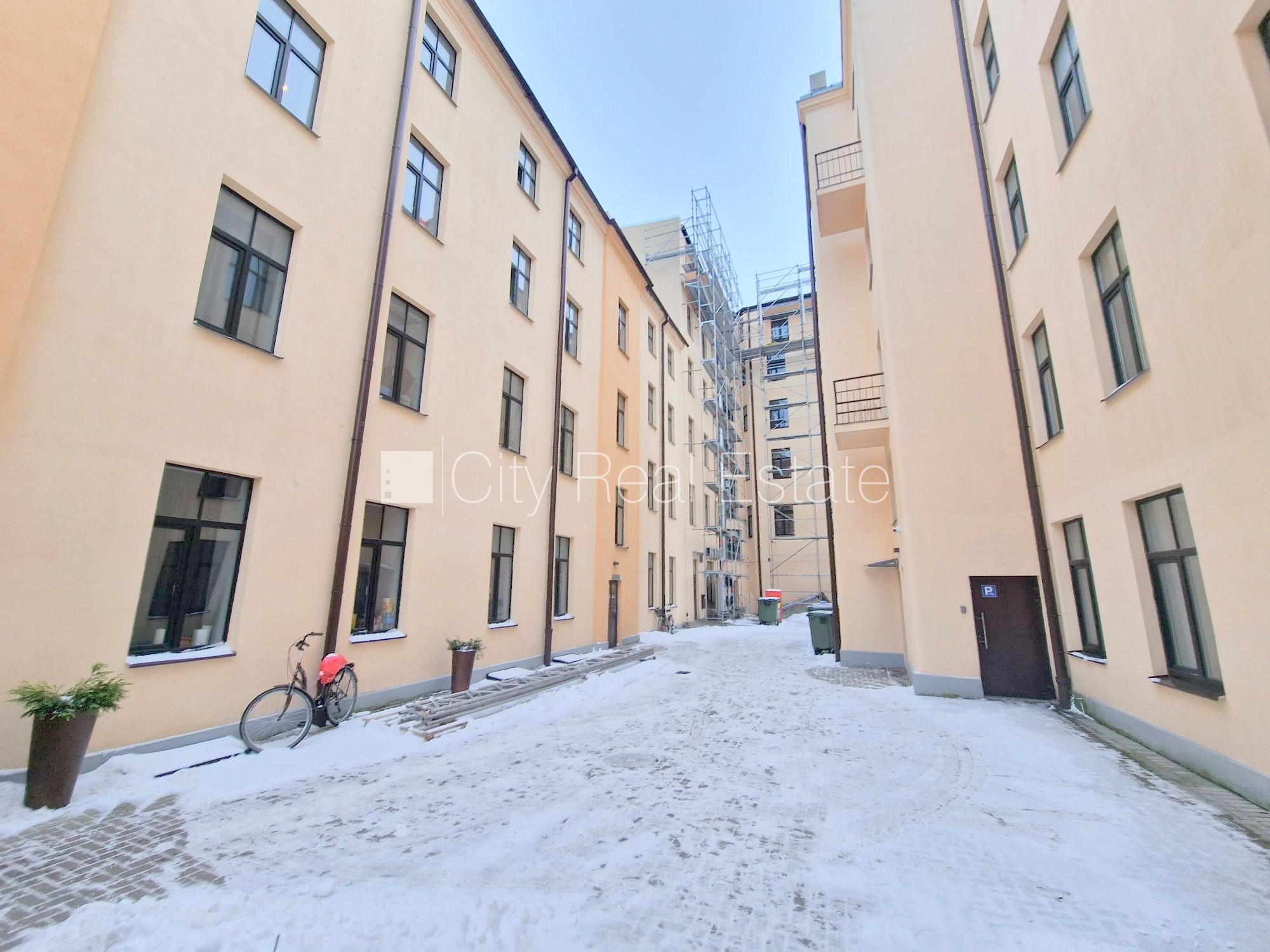 Объявление. Фасадный дом, реновированный дом, вход с улицы, лестничная клетка после капитального ремонта, окна Цена: 320 EUR/мес. Foto #19