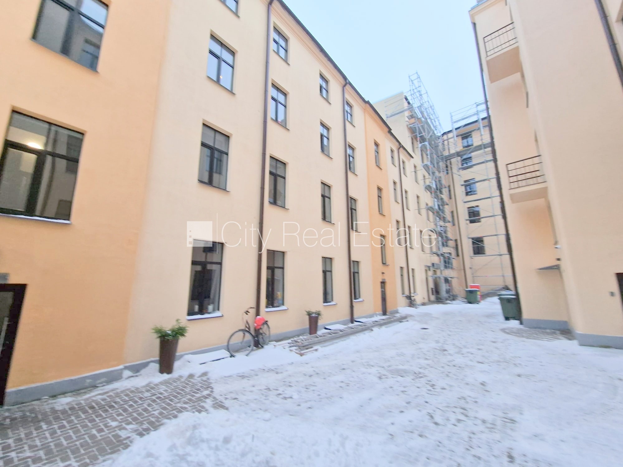 Объявление. Фасадный дом, реновированный дом, вход с улицы, лестничная клетка после капитального ремонта, окна Цена: 320 EUR/мес. Foto #20