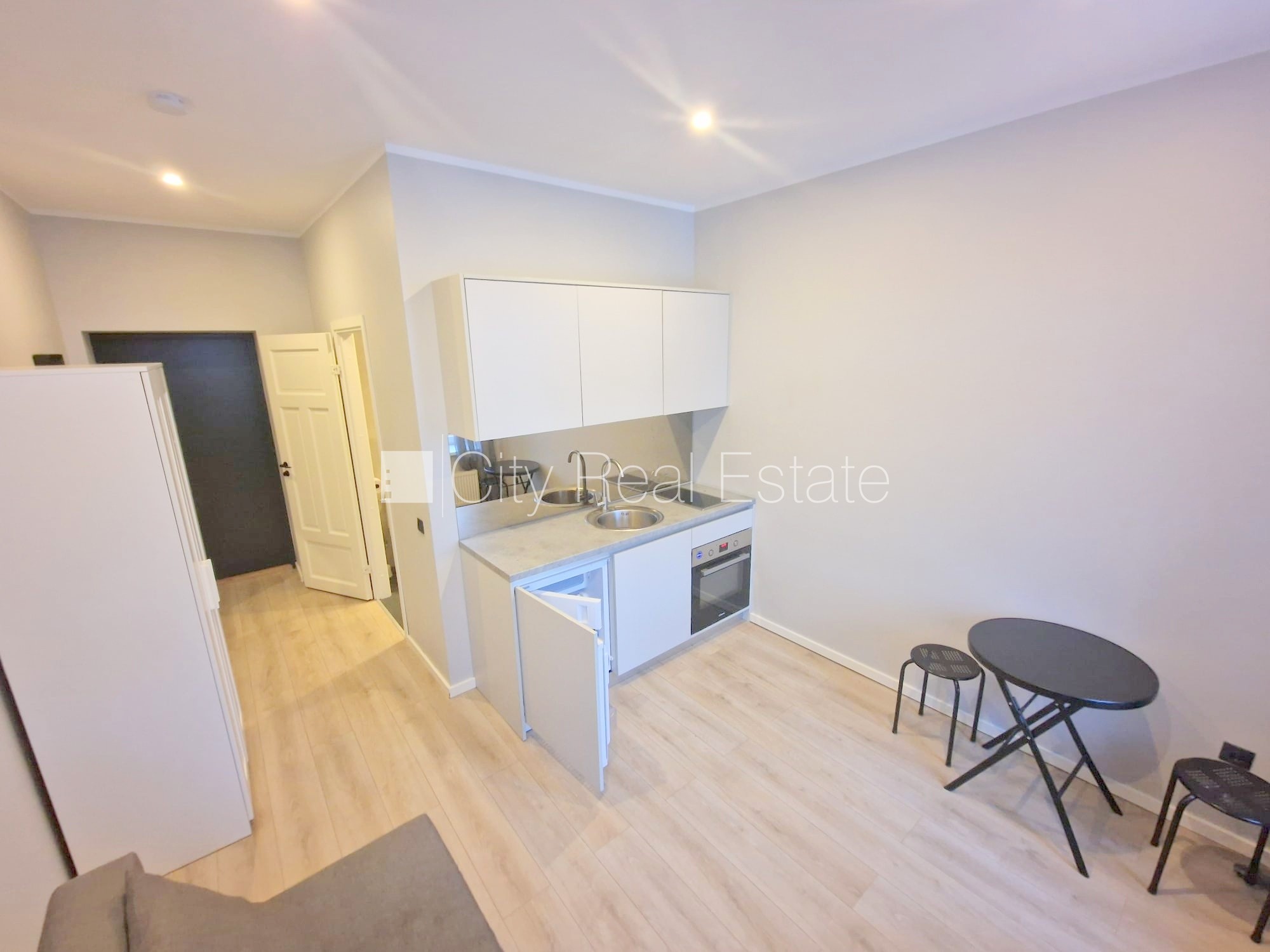 Объявление. Фасадный дом, реновированный дом, вход с улицы, лестничная клетка после капитального ремонта, окна Цена: 320 EUR/мес. Foto #1