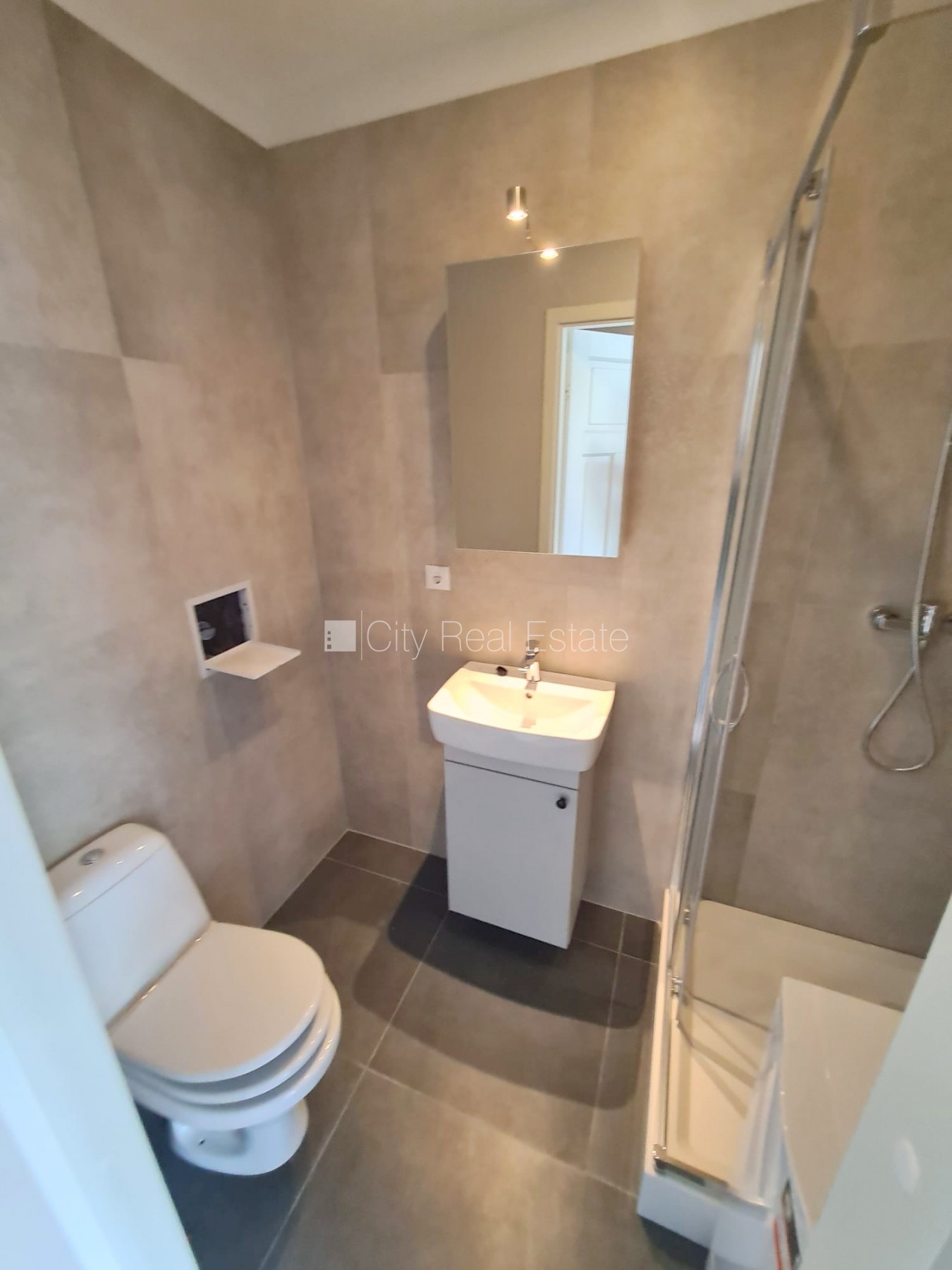 Sludinājumi. Fasādes māja, renovēta māja, ieeja no ielas, kāpņu telpa pēc kapitālā remonta, logi vērsti uz ielas Cena: 300 EUR/mēn Foto #11