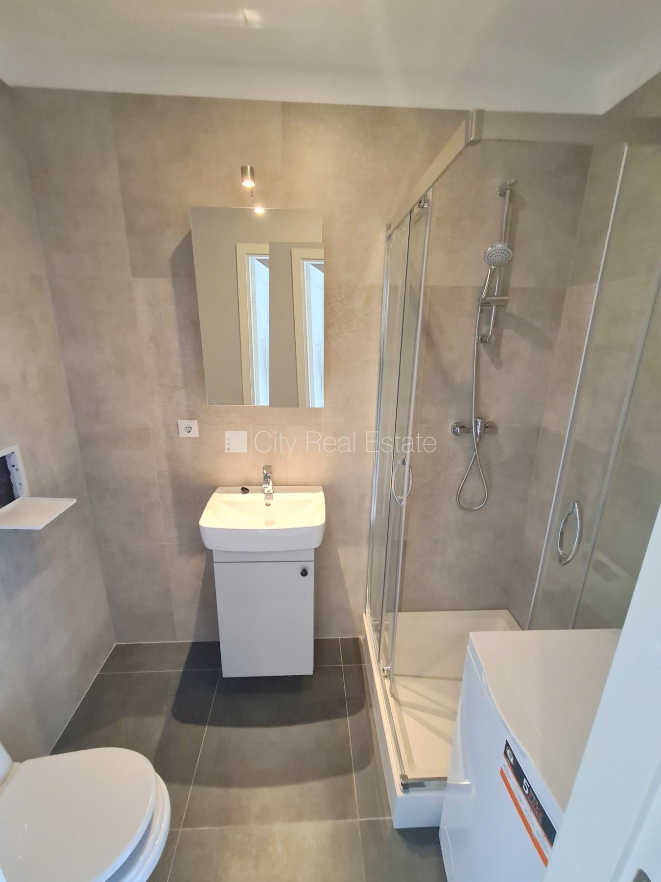 Sludinājumi. Fasādes māja, renovēta māja, ieeja no ielas, kāpņu telpa pēc kapitālā remonta, logi vērsti uz ielas Cena: 300 EUR/mēn Foto #12