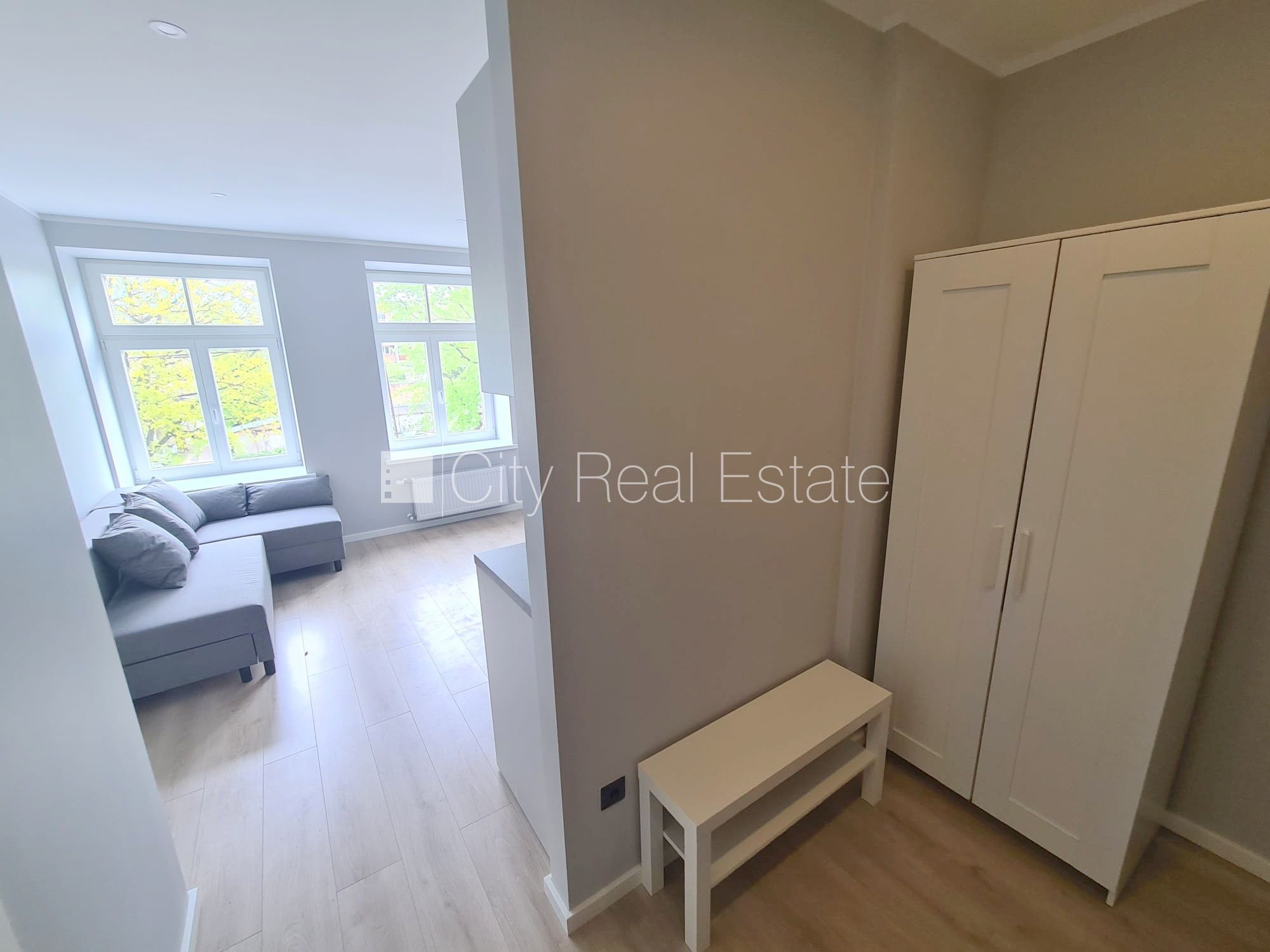 Sludinājumi. Fasādes māja, renovēta māja, ieeja no ielas, kāpņu telpa pēc kapitālā remonta, logi vērsti uz ielas Cena: 300 EUR/mēn Foto #9