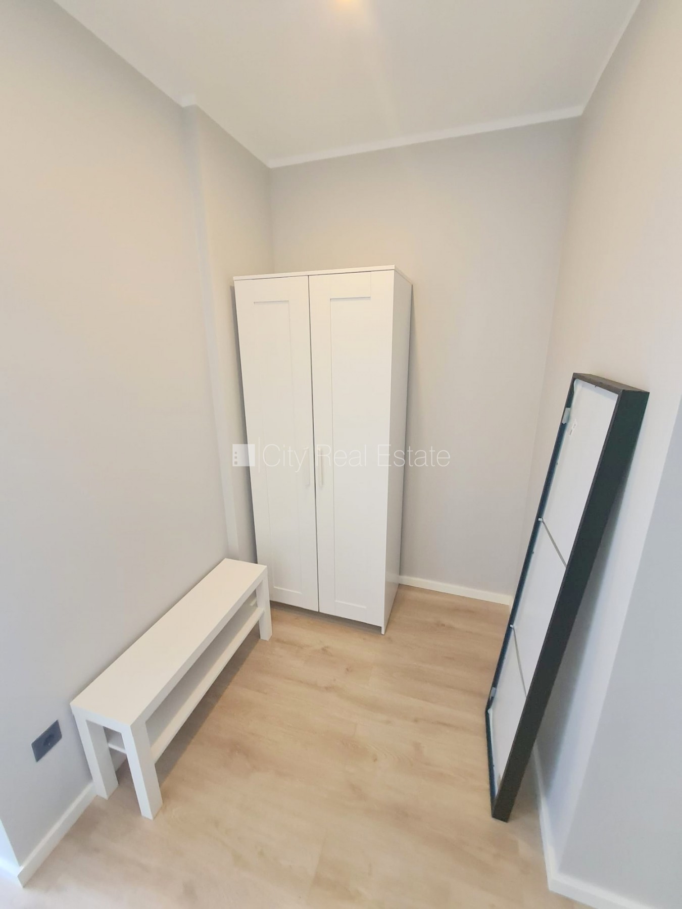 Sludinājumi. Fasādes māja, renovēta māja, ieeja no ielas, kāpņu telpa pēc kapitālā remonta, logi vērsti uz ielas Cena: 300 EUR/mēn Foto #13