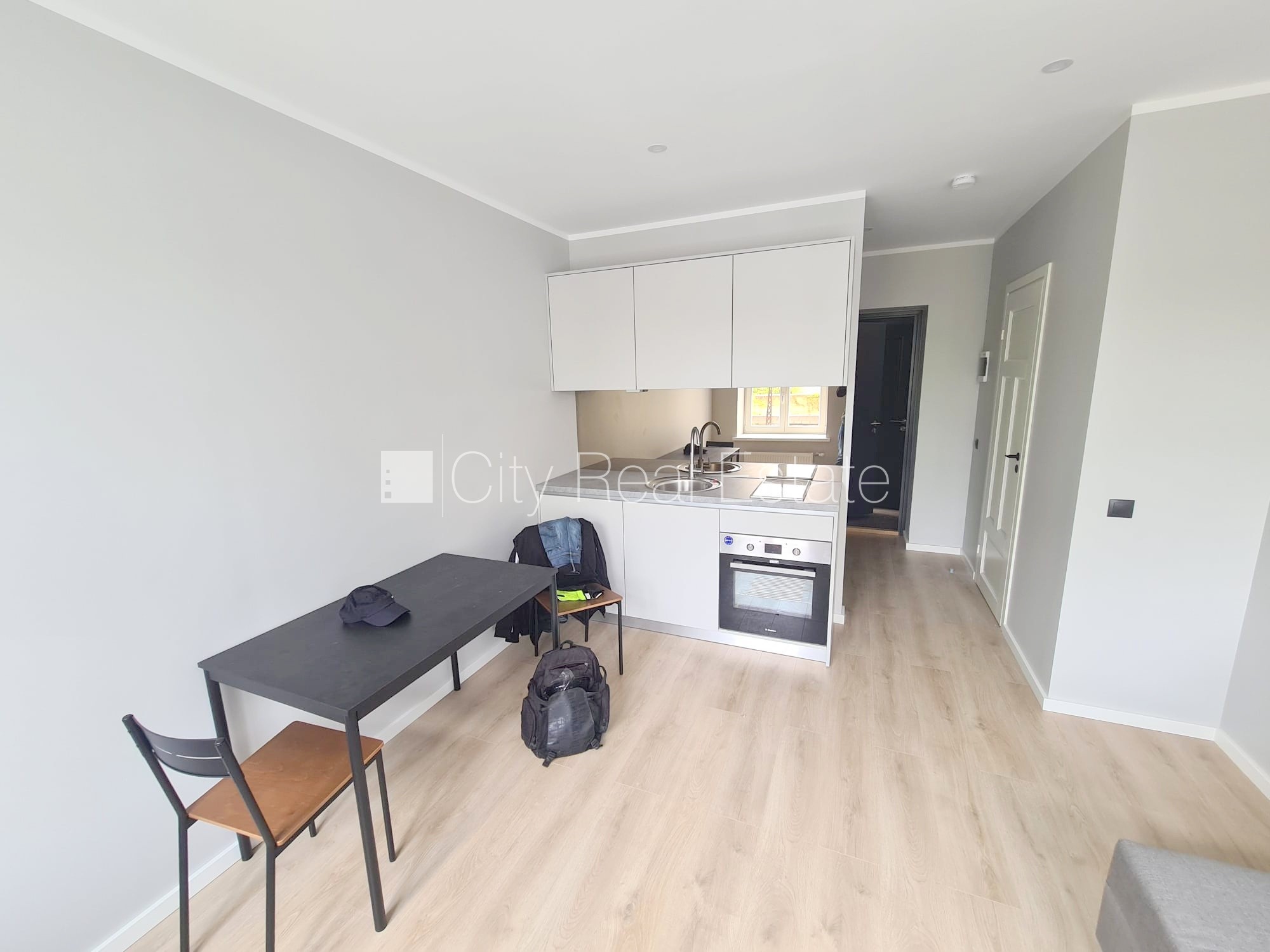 Sludinājumi. Fasādes māja, renovēta māja, ieeja no ielas, kāpņu telpa pēc kapitālā remonta, logi vērsti uz ielas Cena: 300 EUR/mēn Foto #1