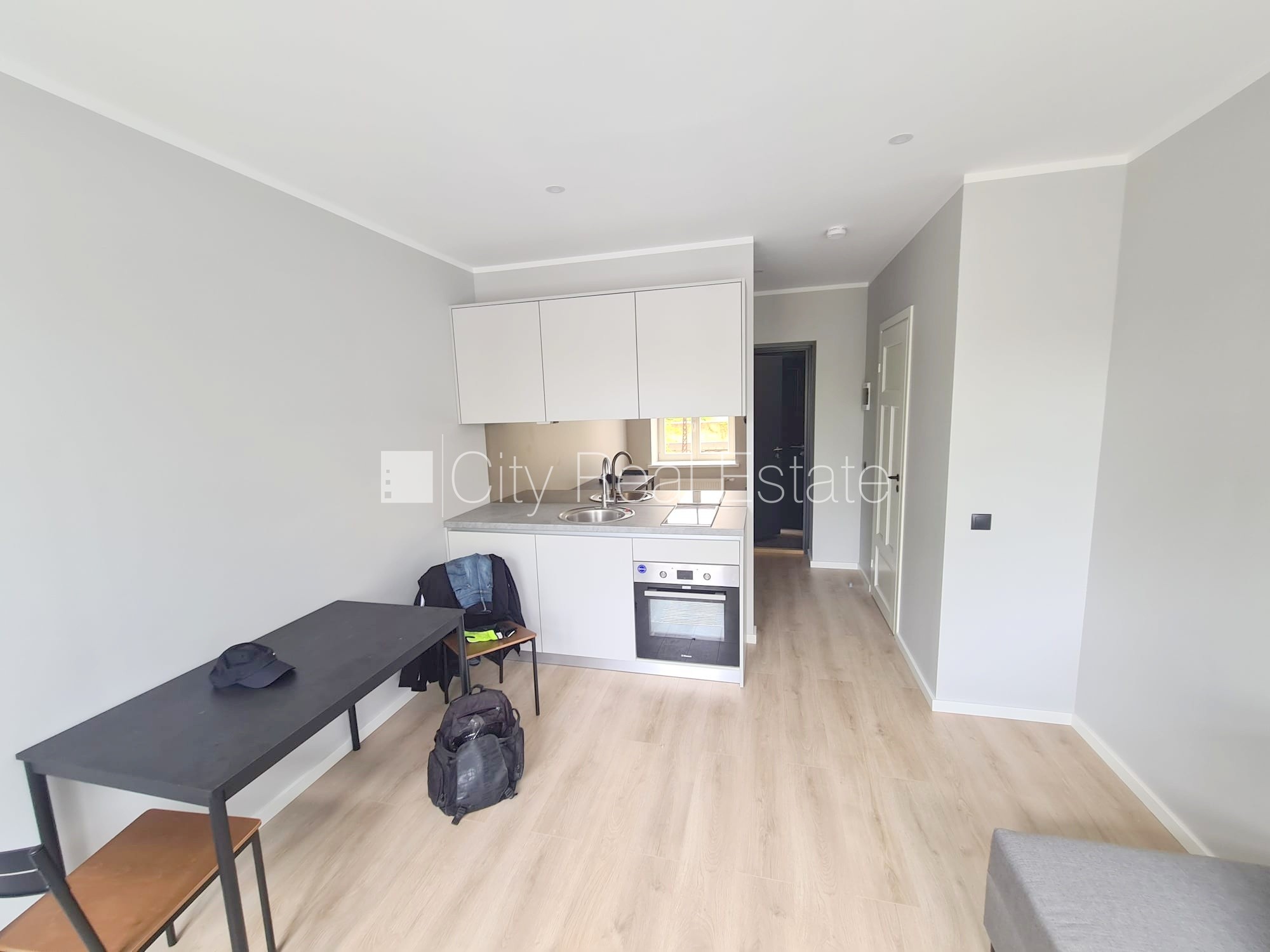 Sludinājumi. Fasādes māja, renovēta māja, ieeja no ielas, kāpņu telpa pēc kapitālā remonta, logi vērsti uz ielas Cena: 300 EUR/mēn Foto #2