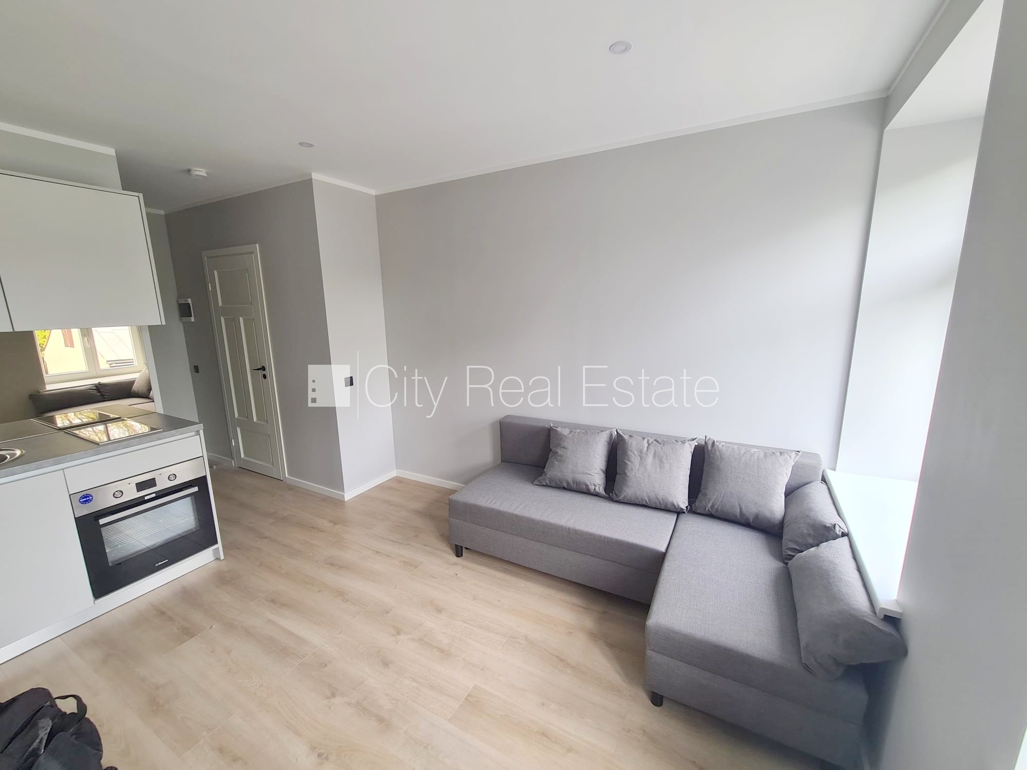 Sludinājumi. Fasādes māja, renovēta māja, ieeja no ielas, kāpņu telpa pēc kapitālā remonta, logi vērsti uz ielas Cena: 300 EUR/mēn Foto #6