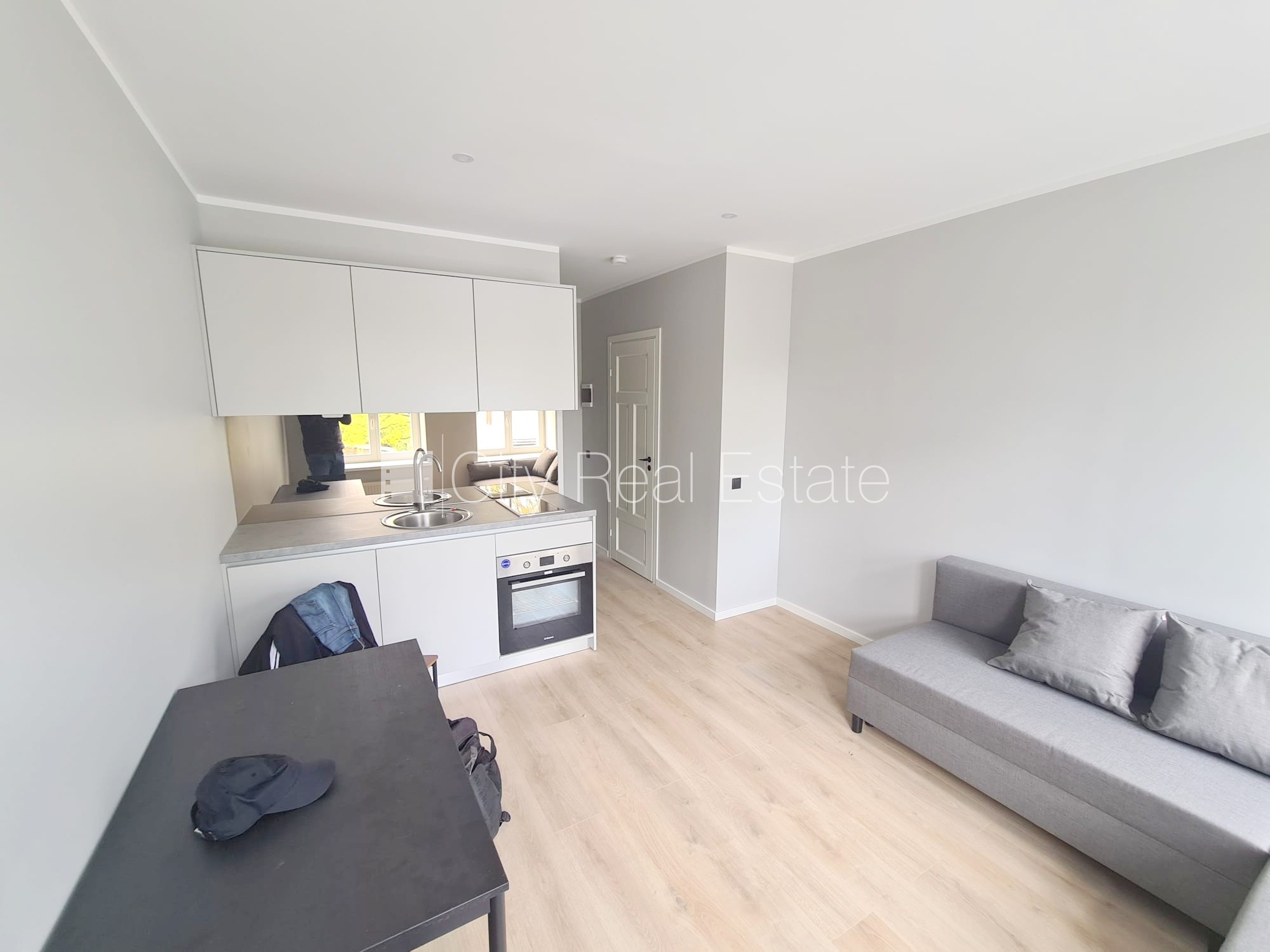 Sludinājumi. Fasādes māja, renovēta māja, ieeja no ielas, kāpņu telpa pēc kapitālā remonta, logi vērsti uz ielas Cena: 300 EUR/mēn Foto #5