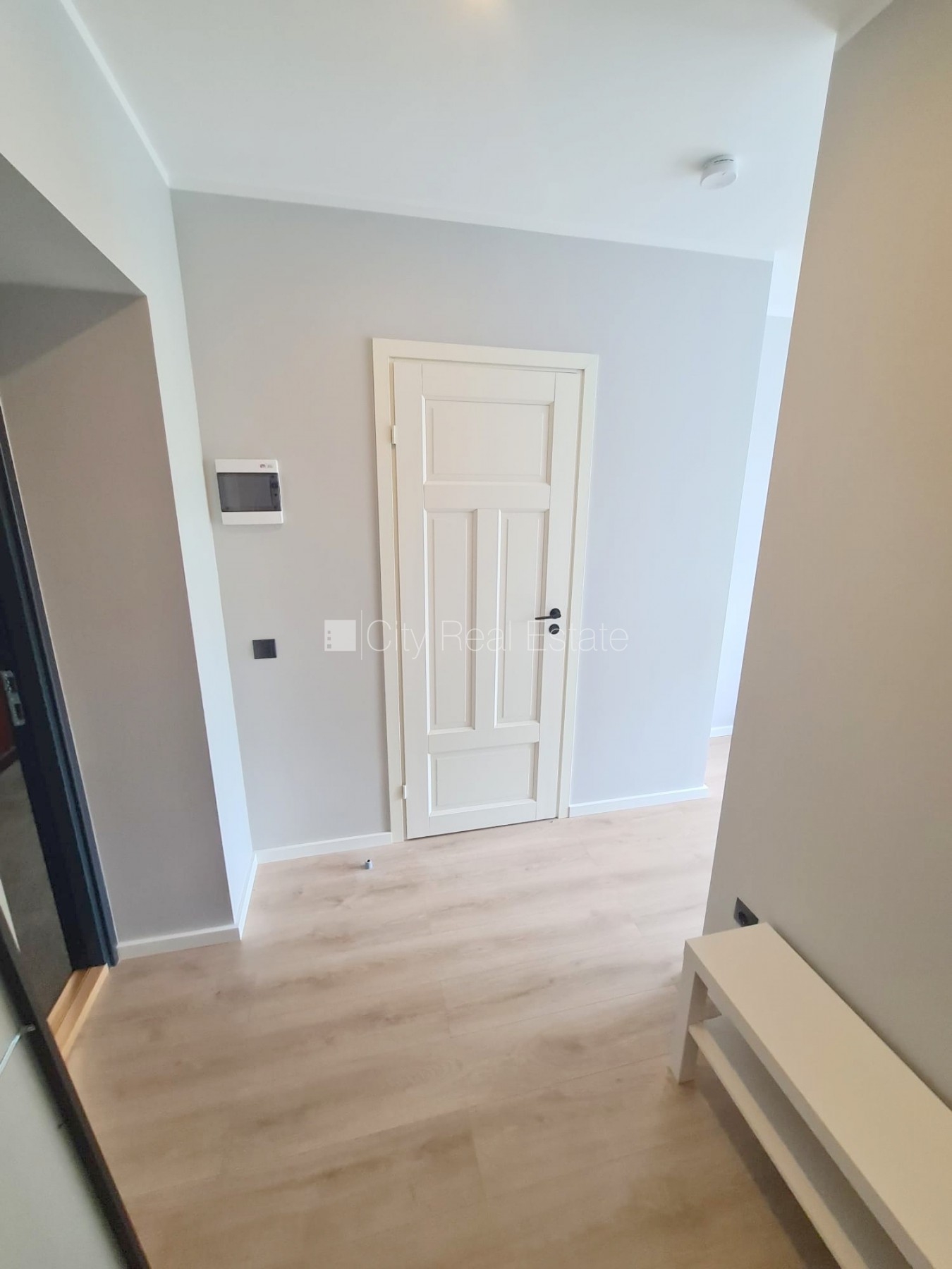 Sludinājumi. Fasādes māja, renovēta māja, ieeja no ielas, kāpņu telpa pēc kapitālā remonta, logi vērsti uz ielas Cena: 300 EUR/mēn Foto #10