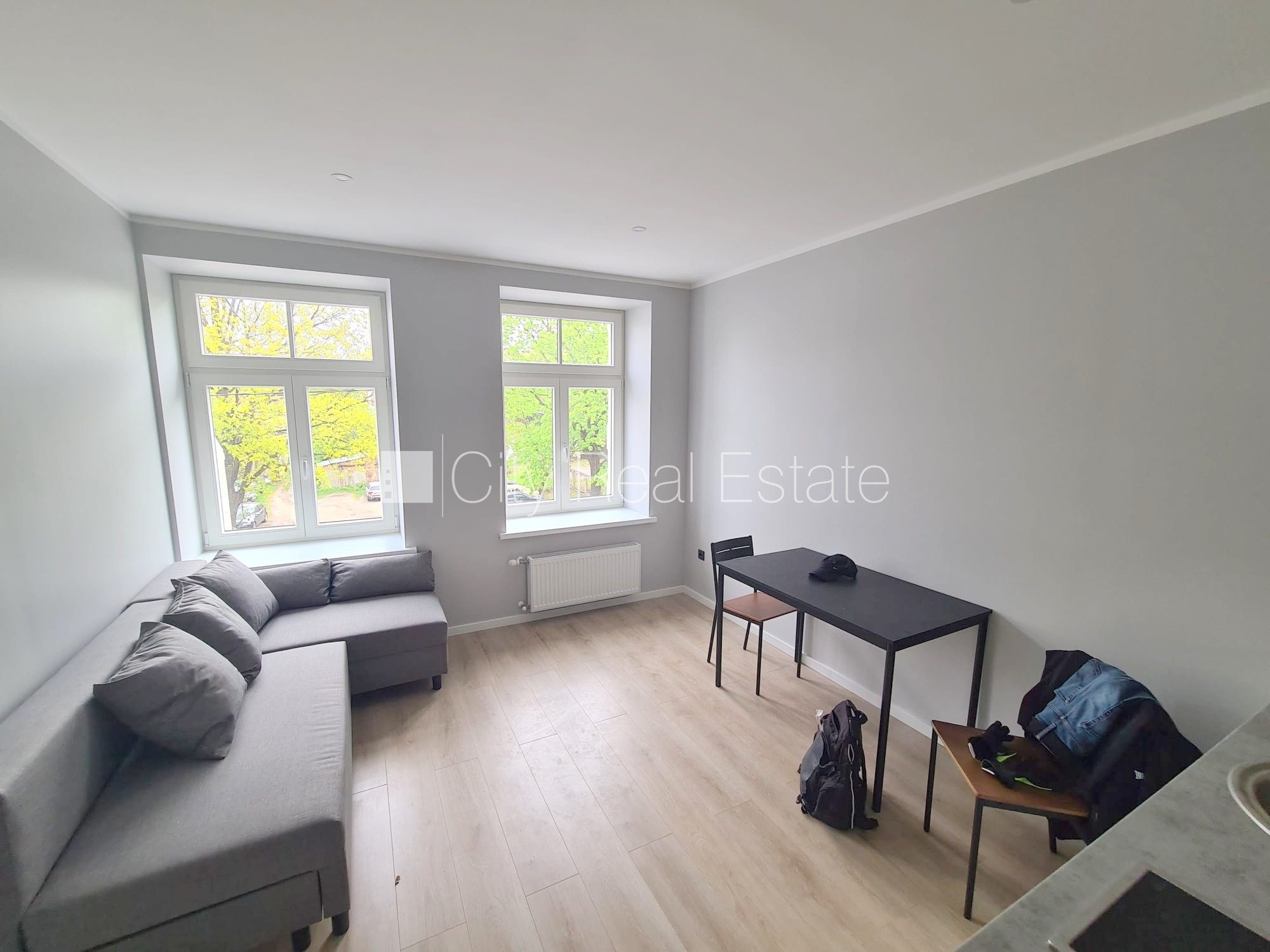 Sludinājumi. Fasādes māja, renovēta māja, ieeja no ielas, kāpņu telpa pēc kapitālā remonta, logi vērsti uz ielas Cena: 300 EUR/mēn Foto #4