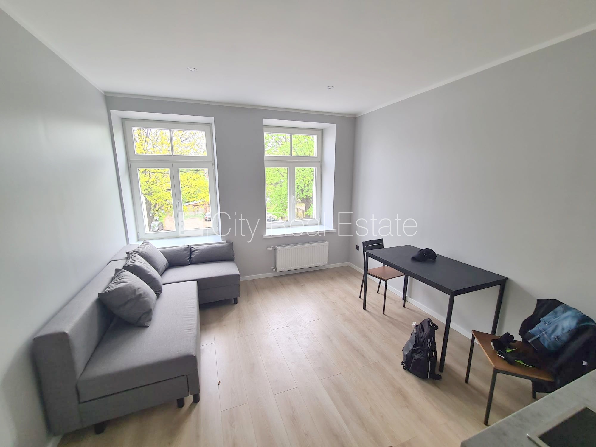 Sludinājumi. Fasādes māja, renovēta māja, ieeja no ielas, kāpņu telpa pēc kapitālā remonta, logi vērsti uz ielas Cena: 300 EUR/mēn Foto #3