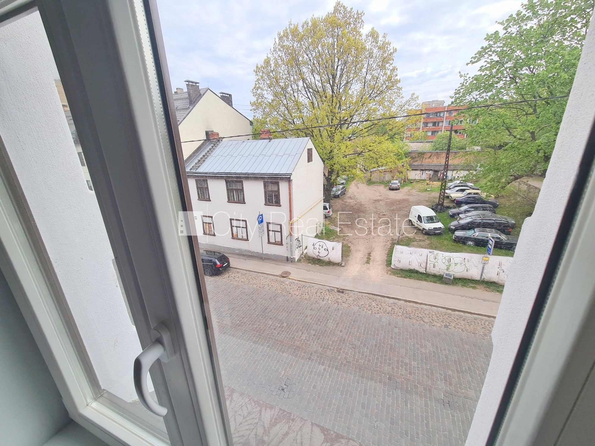 Sludinājumi. Fasādes māja, renovēta māja, ieeja no ielas, kāpņu telpa pēc kapitālā remonta, logi vērsti uz ielas Cena: 300 EUR/mēn Foto #8